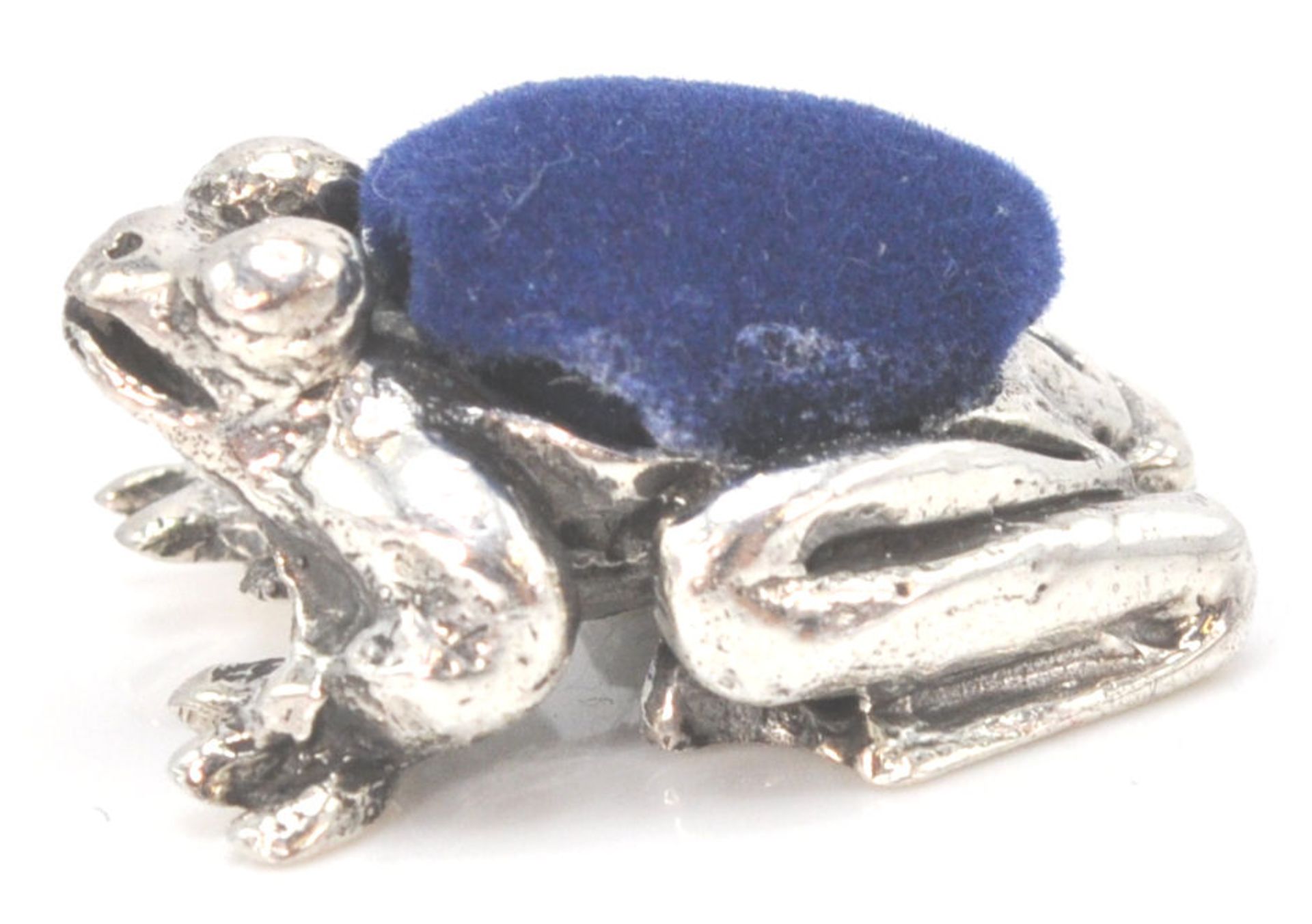 A stamped sterling silver pincushion in the form of an Amazonian treefrog with a blue velvet cushion - Bild 5 aus 7