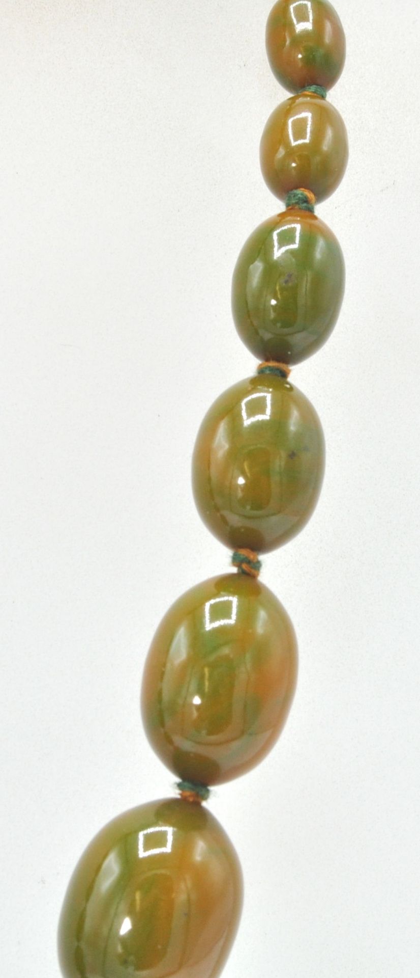 An early 20th Century 1930's early plastic / bakelite graduating beaded necklace with green and - Bild 3 aus 5