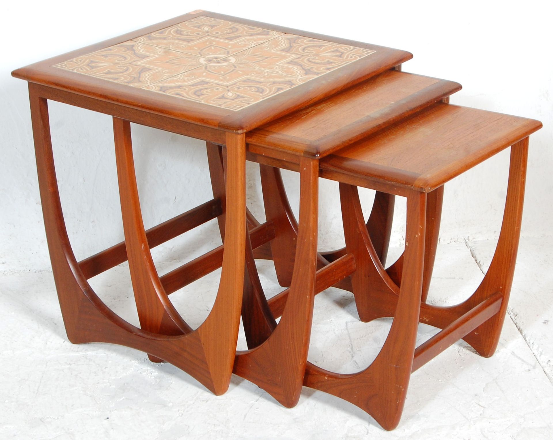 A 1970's G-Plan ' Astro ' teak wood nest of tables. The tables of graduating form with each being - Bild 5 aus 5