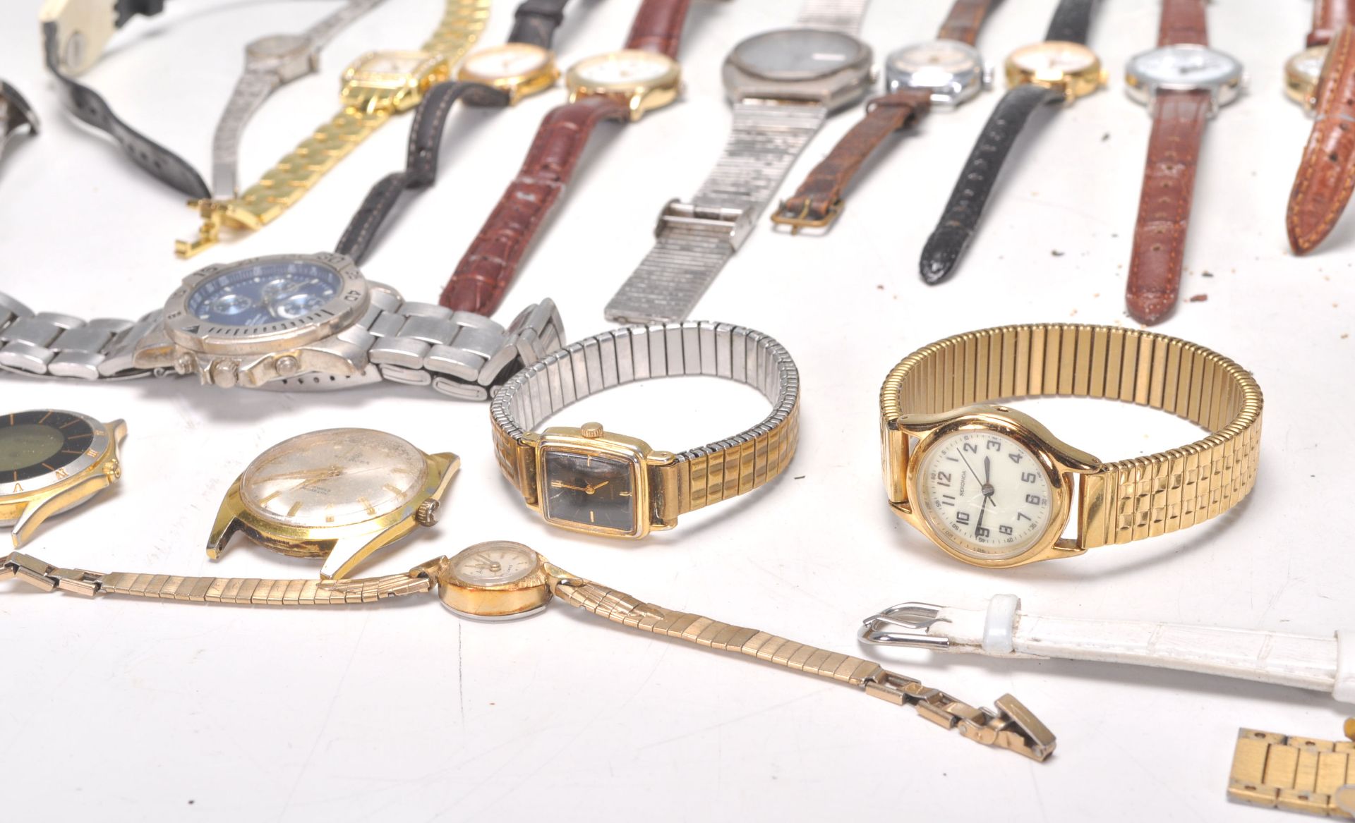 A collection of vintage ladies and gentleman's wrist watches of various different styles to - Bild 13 aus 15