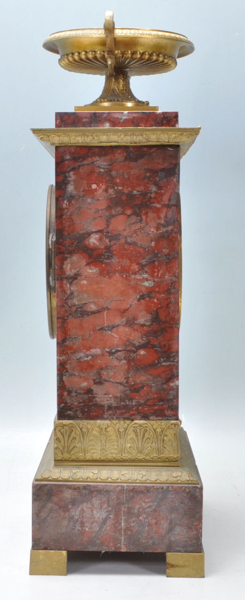 An early 20th Century red marble mantel clock of upright rectangular form having a brass urn atop - Bild 3 aus 7