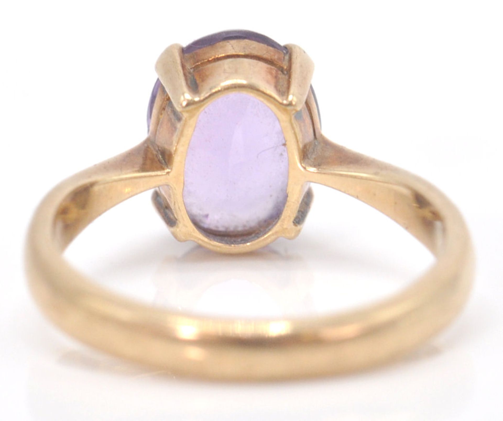 A hallmarked 9ct gold and amethyst single stone ring. The ring set with oval facet cut amethyst in - Bild 5 aus 15
