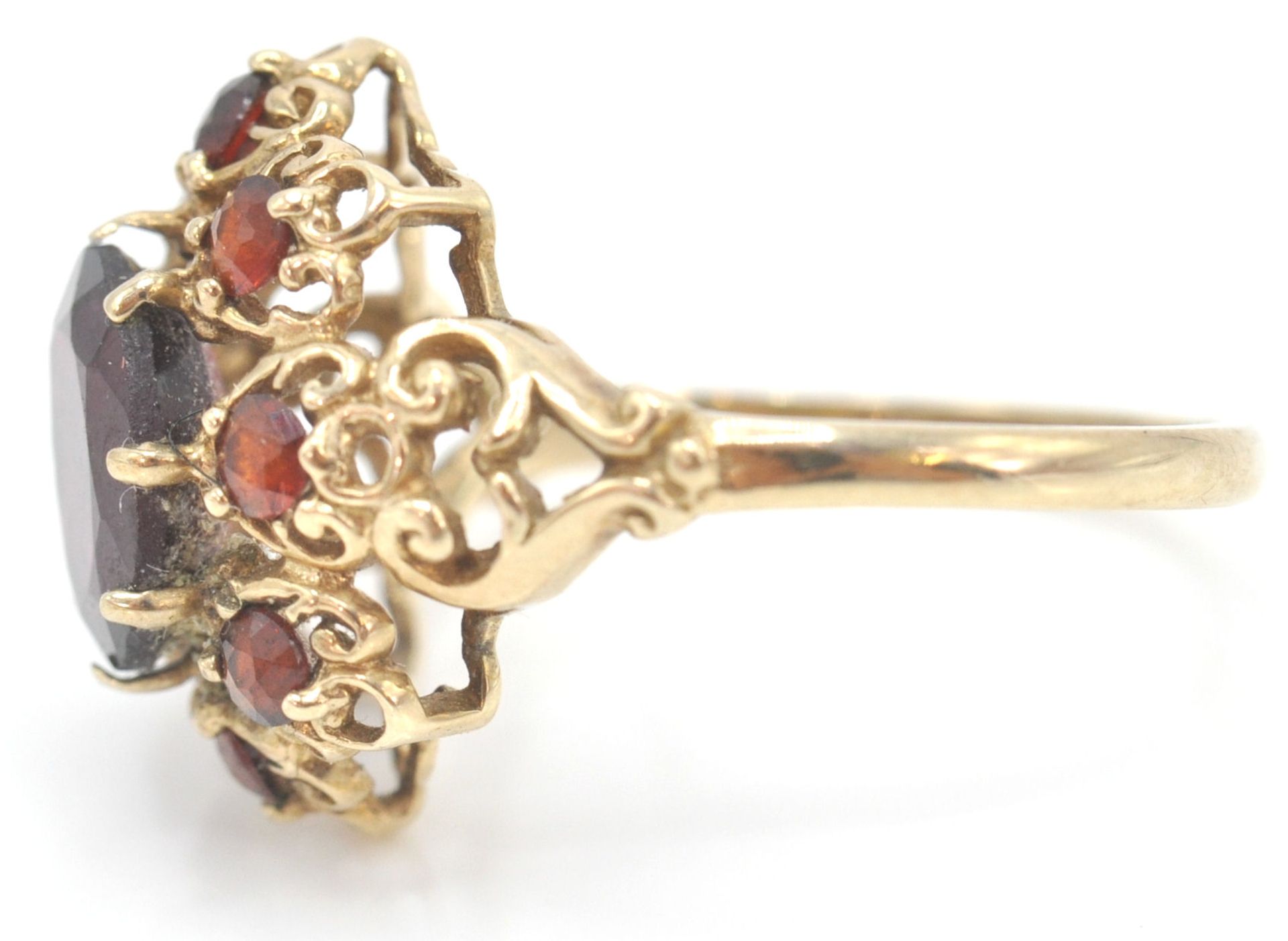 A 9ct gold hallmarked cluster ring. The ring set with oval facet cut garnet within a pierced setting - Bild 6 aus 8