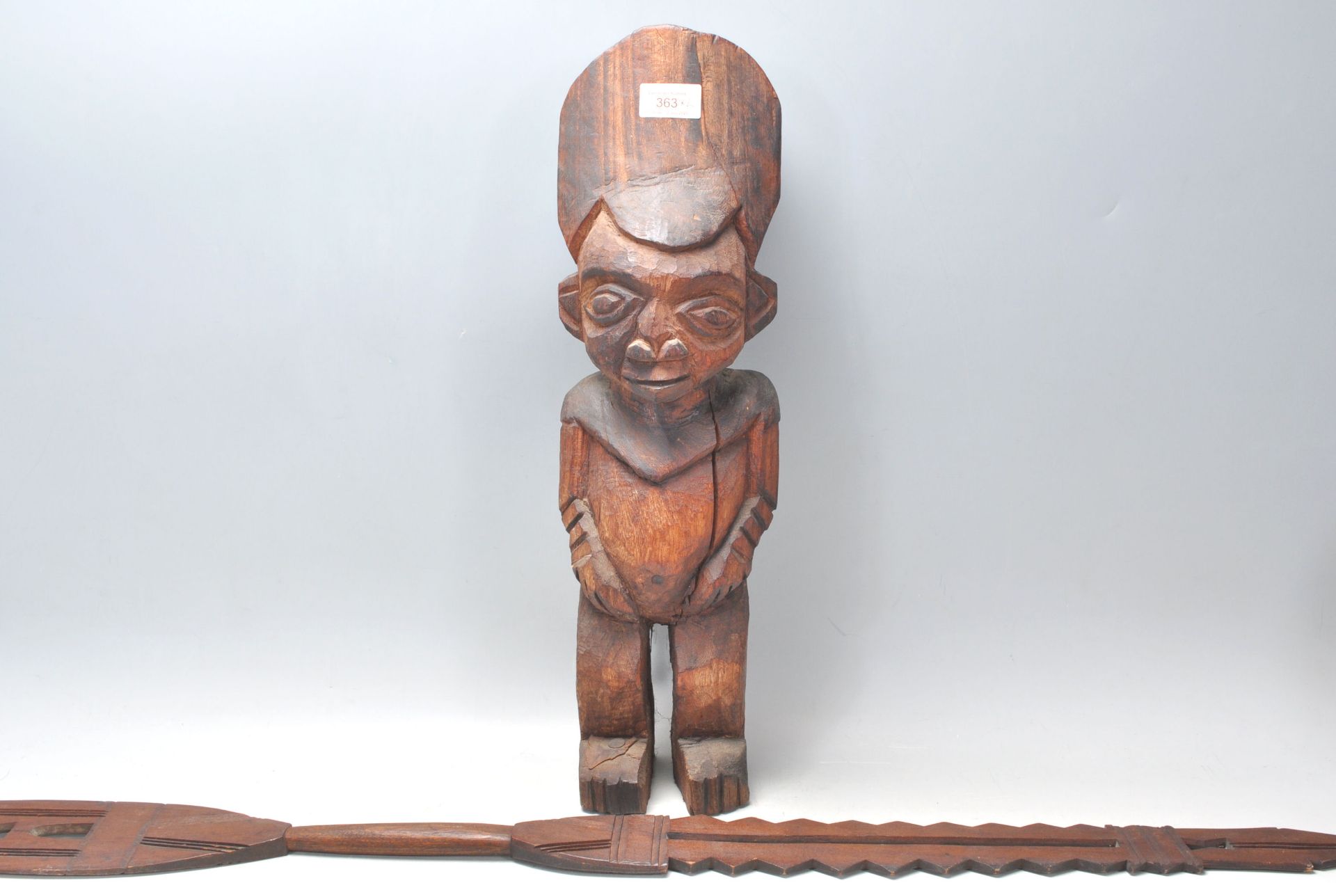 An African tribal fertility figurine having a large round stylised head dress, possibly Nigerian, - Bild 2 aus 9