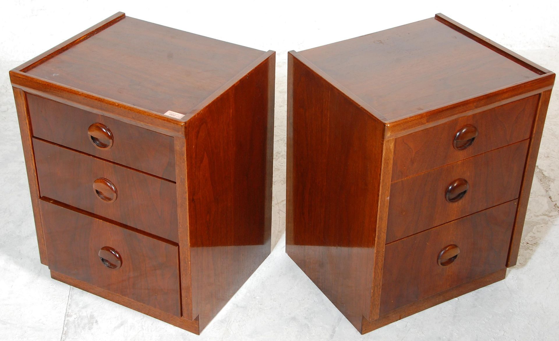A good pair of retro mid 20th Century teak bedside chests / tables having three graduating drawers - Bild 2 aus 8