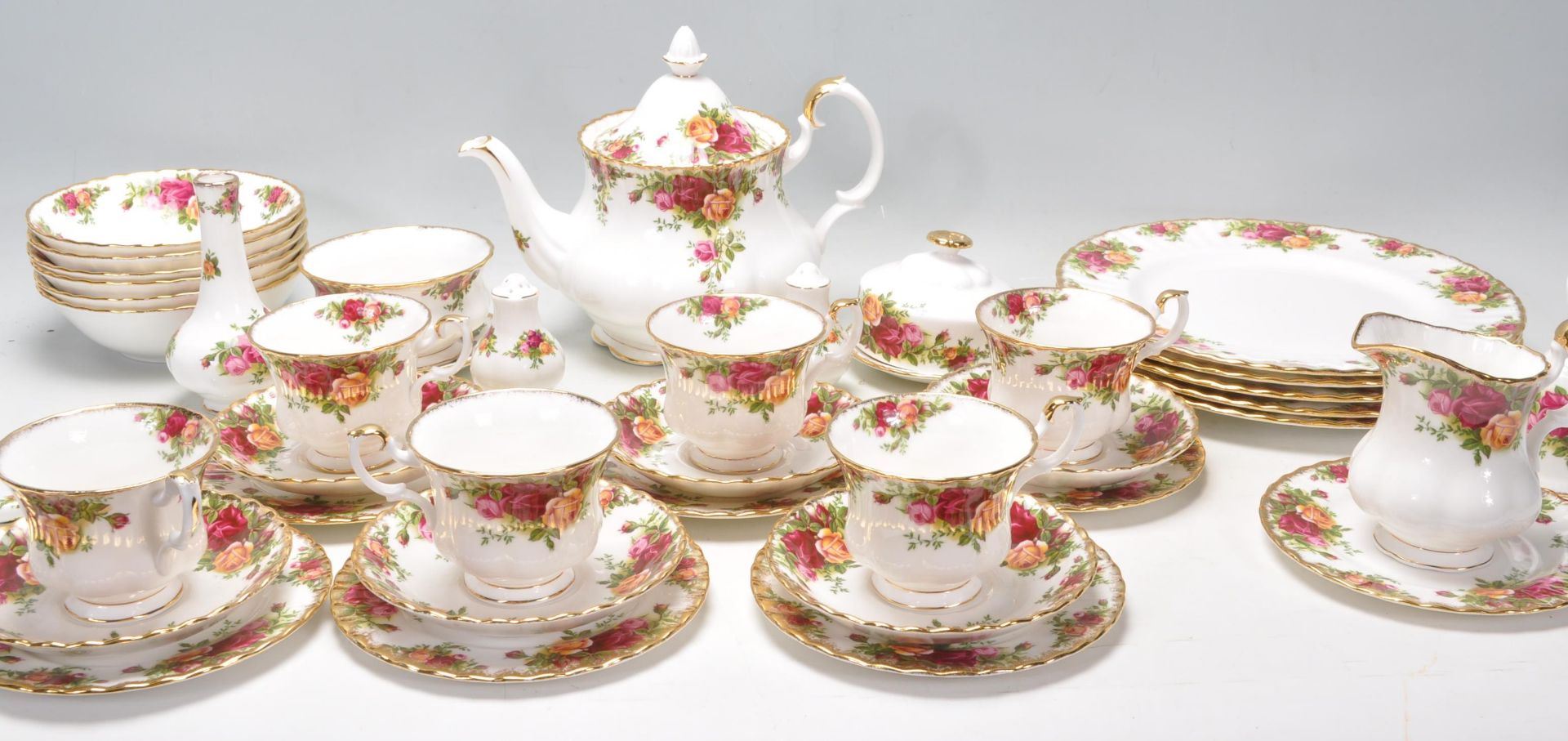 A Royal Albert bone china tea service in the Old Country Roses pattern to include a teapot, dinner - Bild 2 aus 13