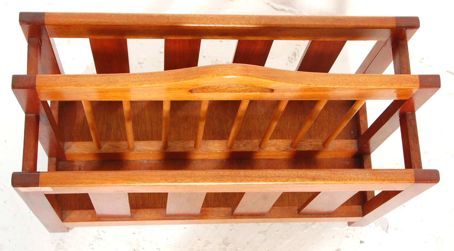 A retro 20th Century Danish teak wood retro magazine rack - canterbury. The panelled body with - Bild 4 aus 6