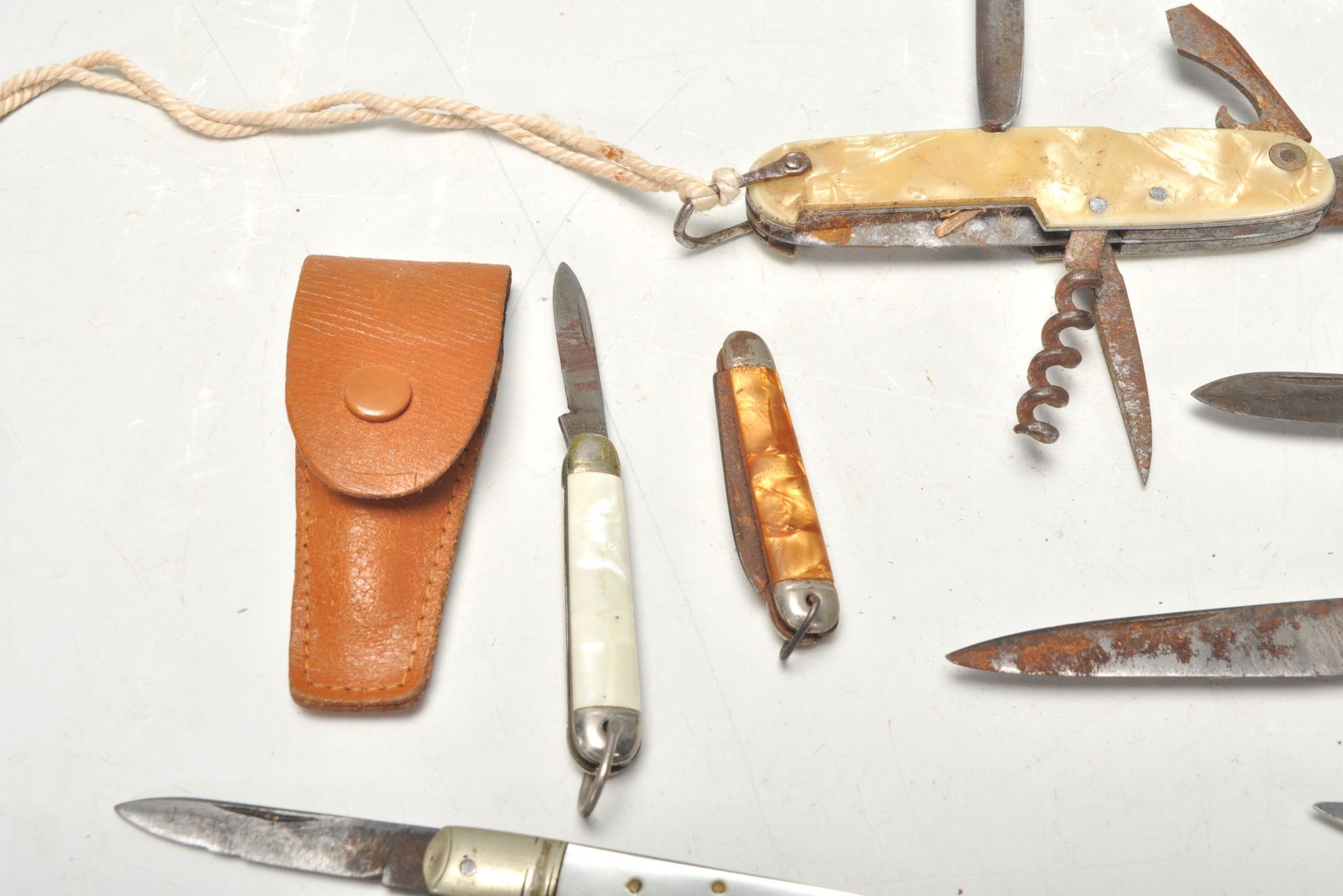 A good mixed group of vintage pen knives dating from the early 20th Century with steel and lucite - Bild 4 aus 9