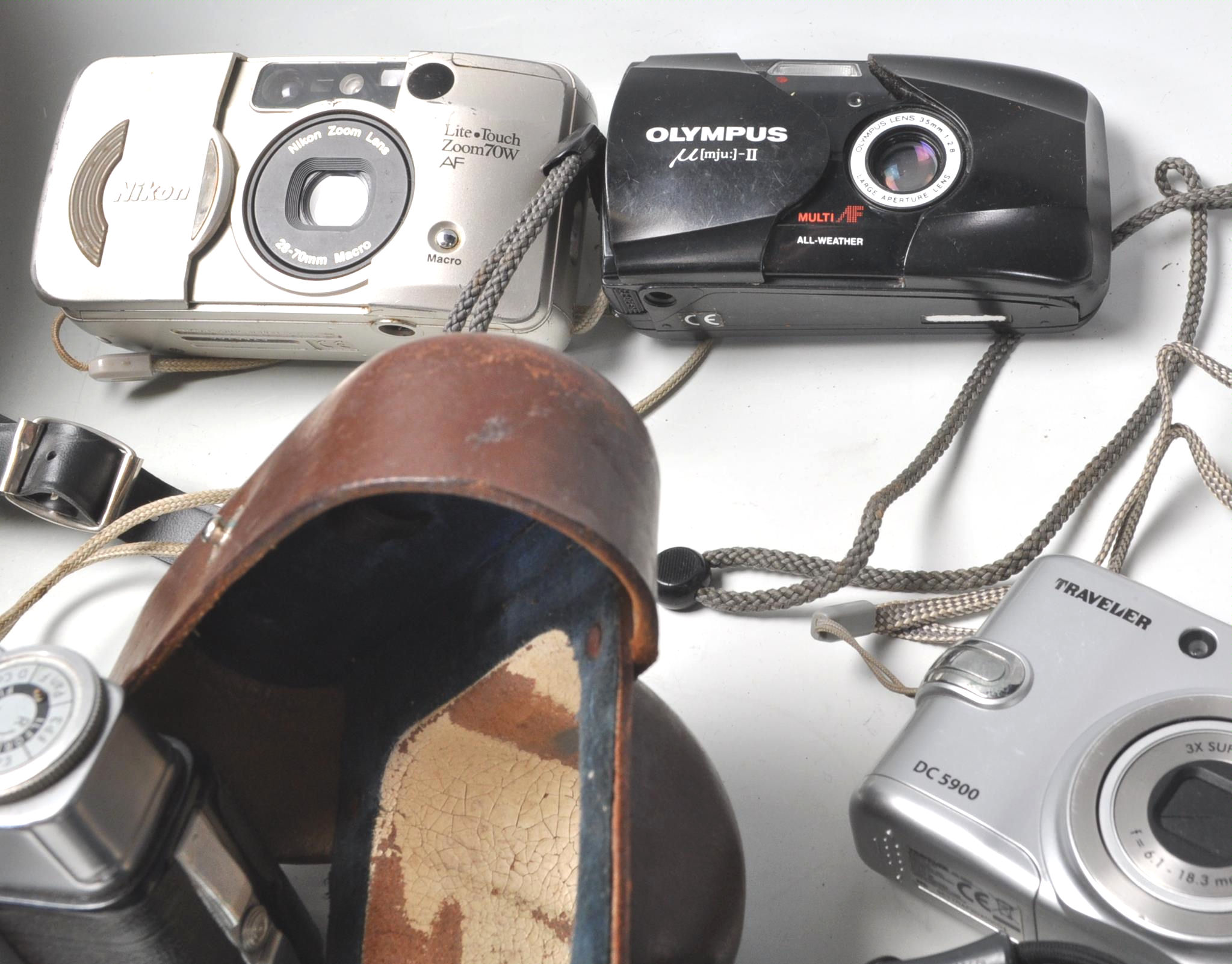 A collection of vintage cameras to include a Polaroid Supercolor 670 AF camera, a Polaroid 636 - Image 9 of 10