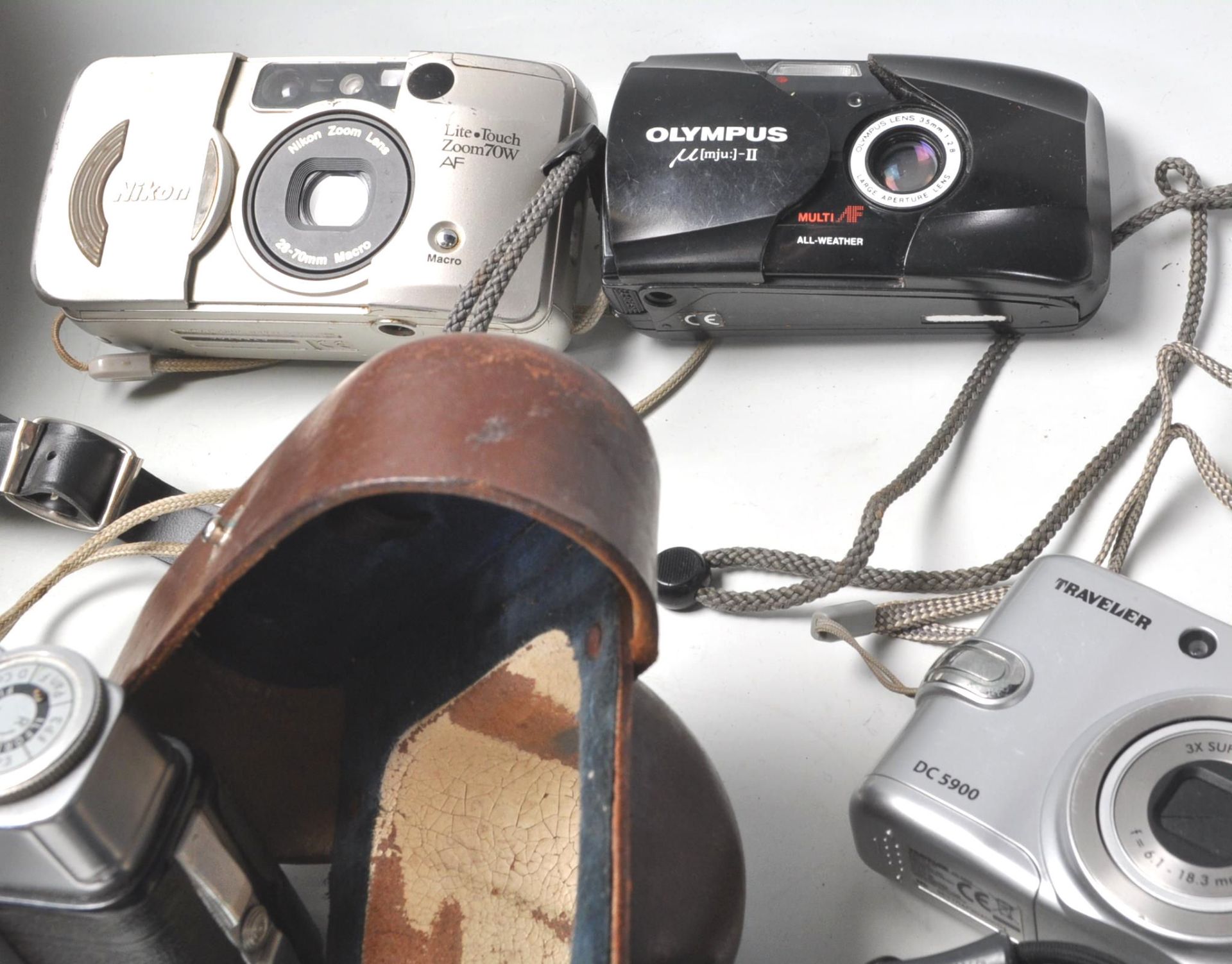 A collection of vintage cameras to include a Polaroid Supercolor 670 AF camera, a Polaroid 636 - Bild 9 aus 10