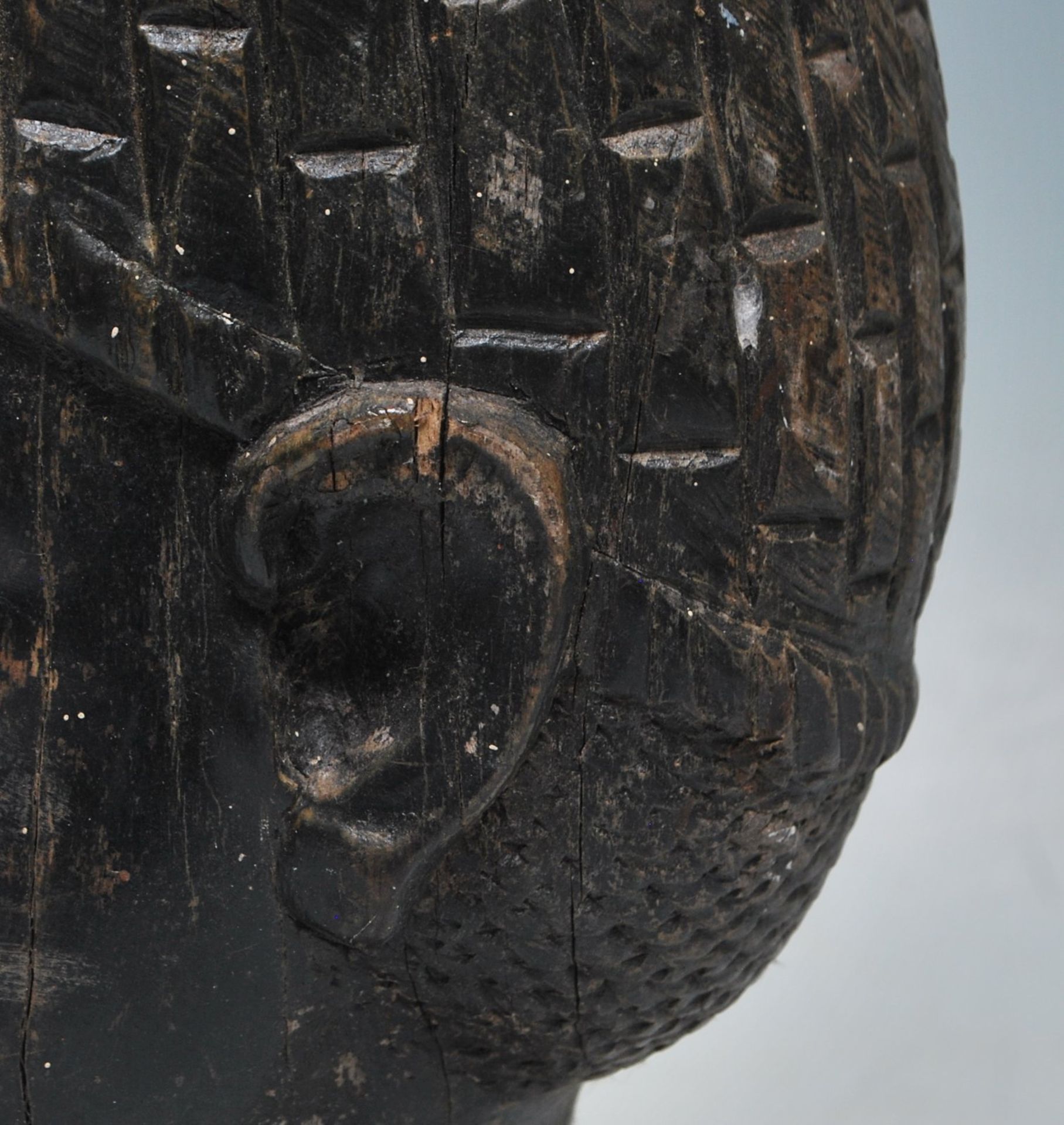 A 20th Century large African tribal well-carved hard-wood bust of a Nigerian woman with strong - Bild 7 aus 10