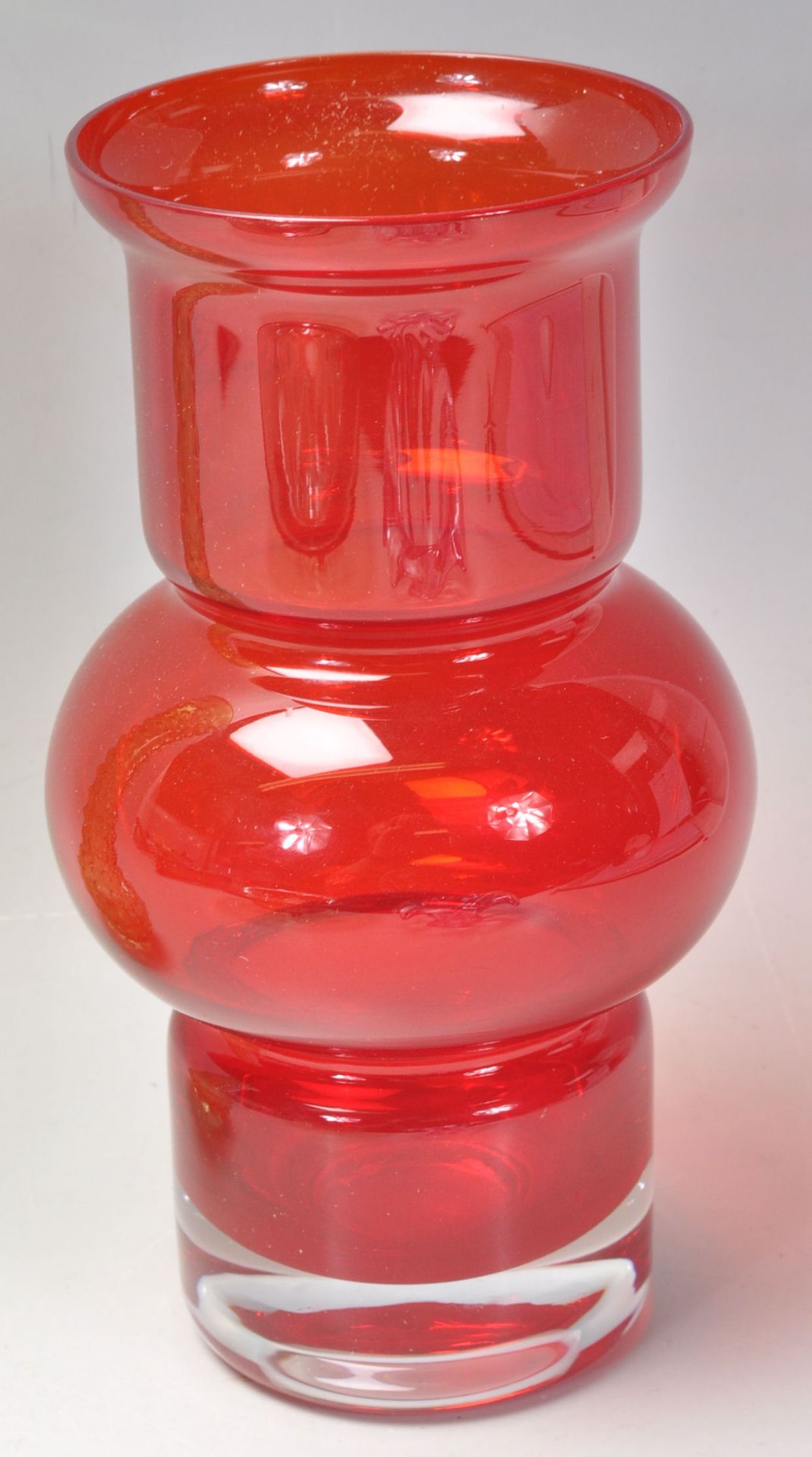 A group of vintage retro studio art glass to include a Scandinavian red glass hooped vase, a White - Bild 6 aus 8