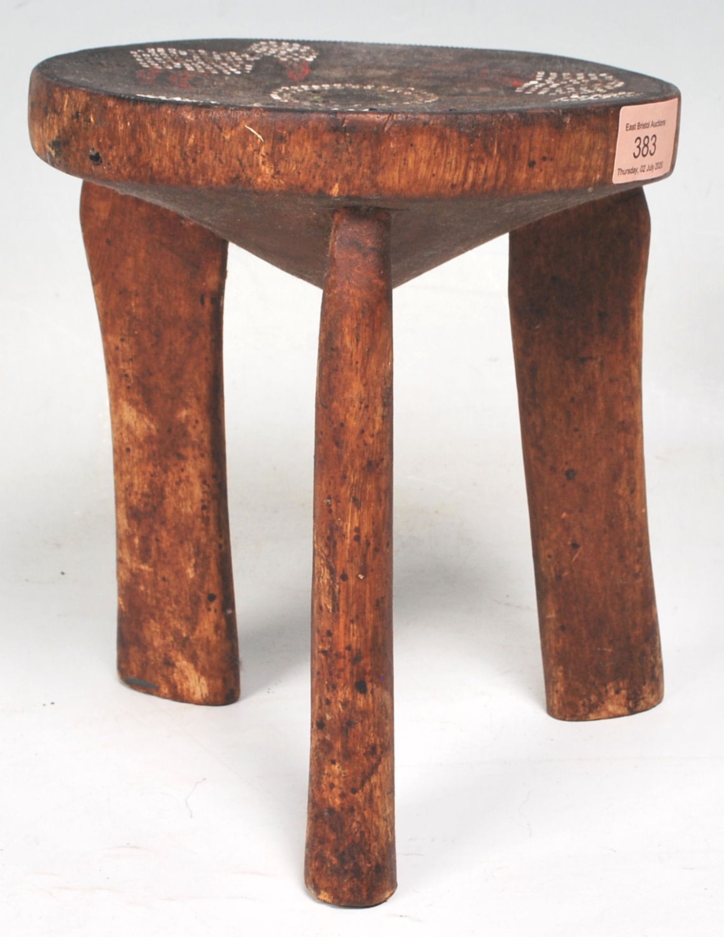 An Australian aboriginal wooden tribal stool having a around seat with three carved legs below, - Bild 2 aus 4