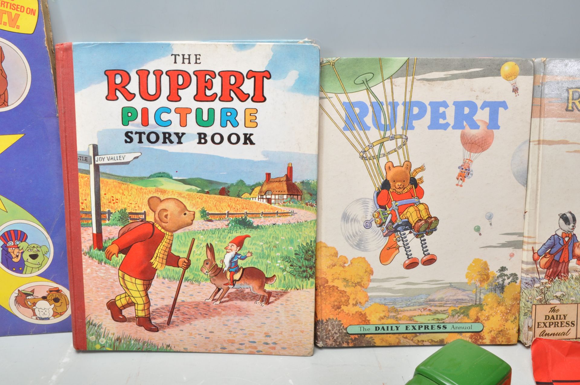A collection of vintage children's toys to include a selection of Rupert annual books, a Rupert Bear - Bild 7 aus 9