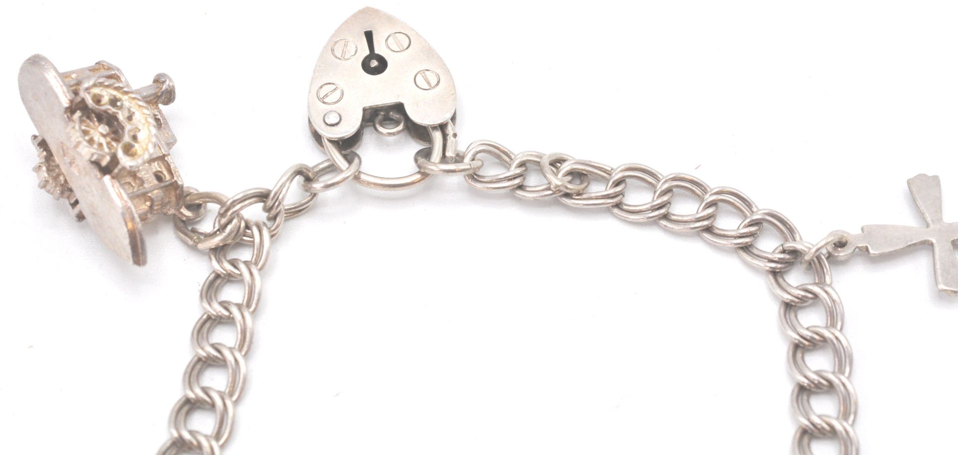 A contemporary hallmarked sterling silver charm bracelet with charms in the shape of a heart - Bild 5 aus 6