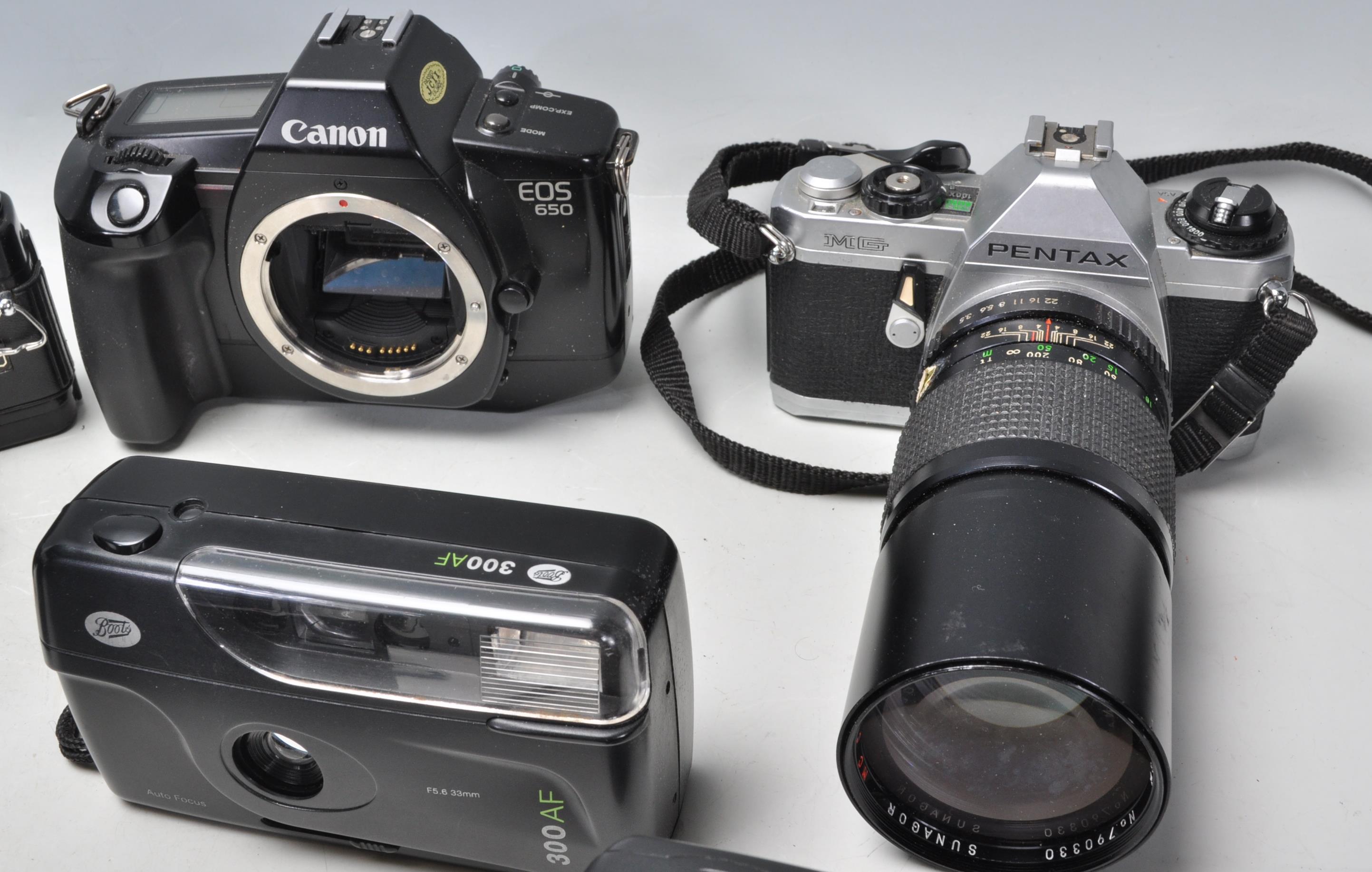 A collection of vintage cameras to include a Pentax MG camera with lens, Fuji Discovery 975, Canon - Image 7 of 10