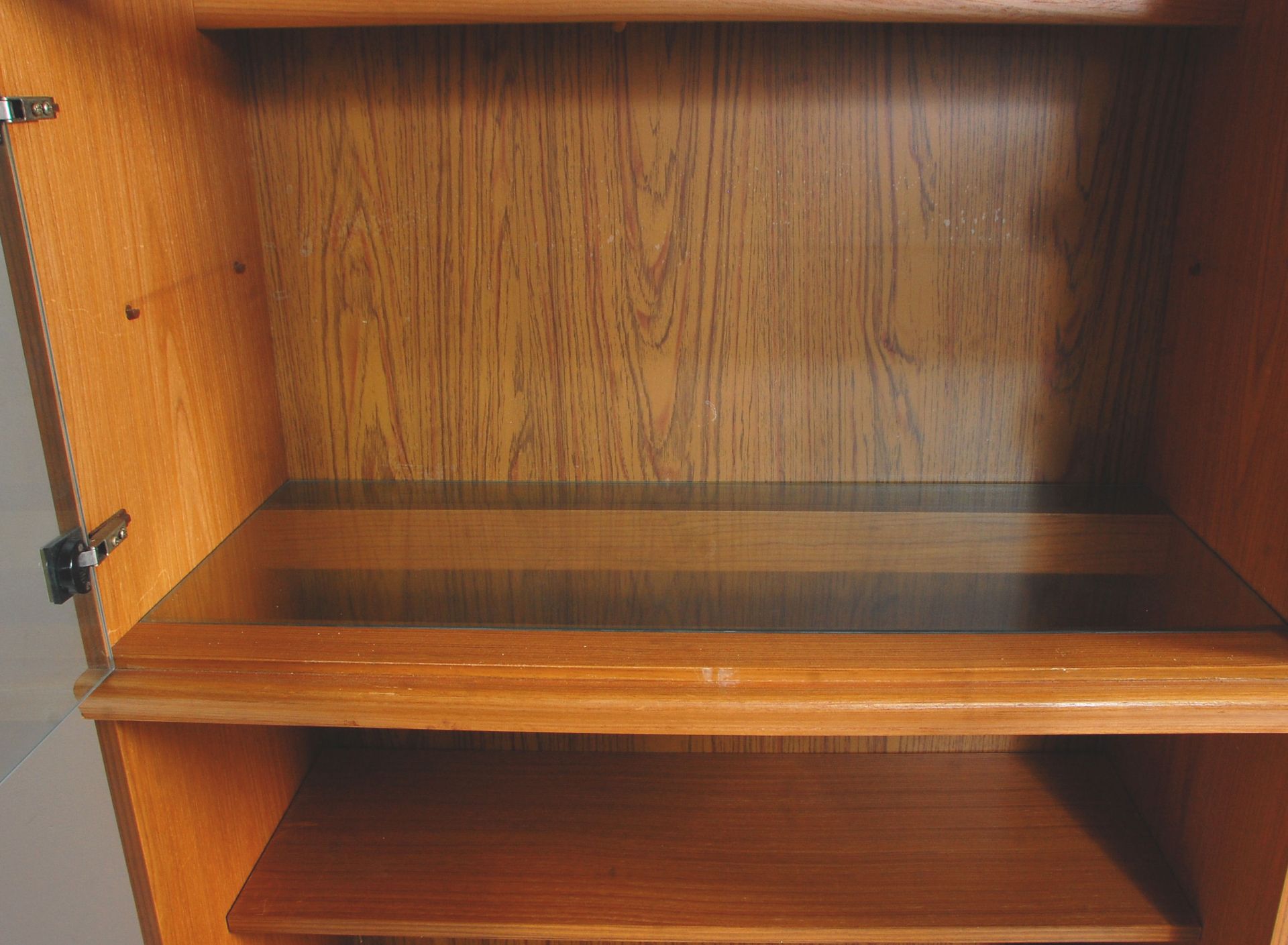 A retro mid 20th Century teak wood room unit having open shelves with a glazed door compartment - Bild 6 aus 7