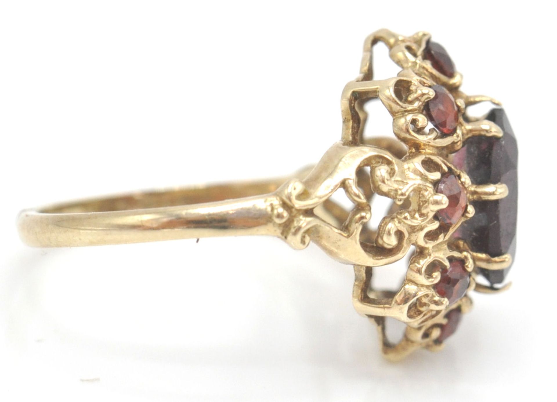 A 9ct gold hallmarked cluster ring. The ring set with oval facet cut garnet within a pierced setting - Bild 4 aus 8