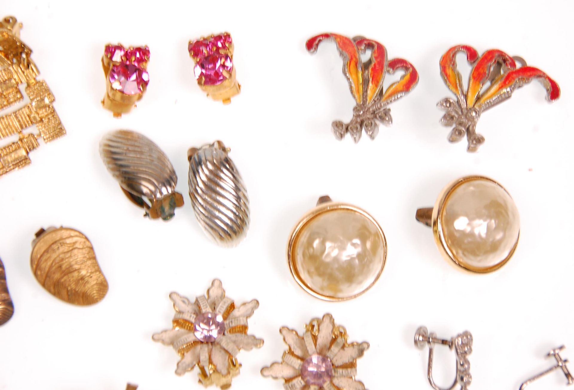A collection of sixteen vintage ladies clip on earrings to include marcasite examples, enamelled - Bild 7 aus 8