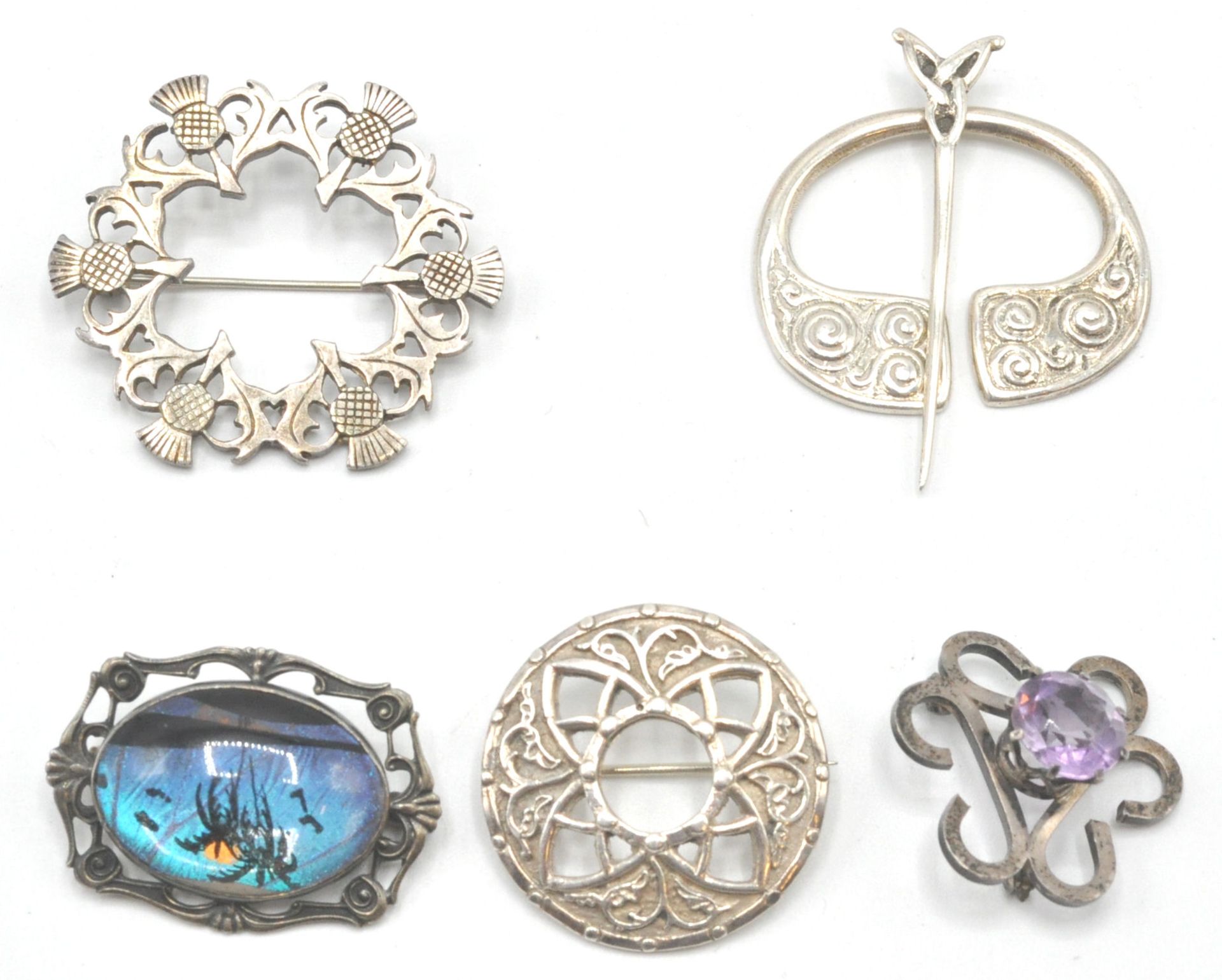 A collection of 4 silver hallmarked / 925 Scottish brooches to include a celtic knot, roundel