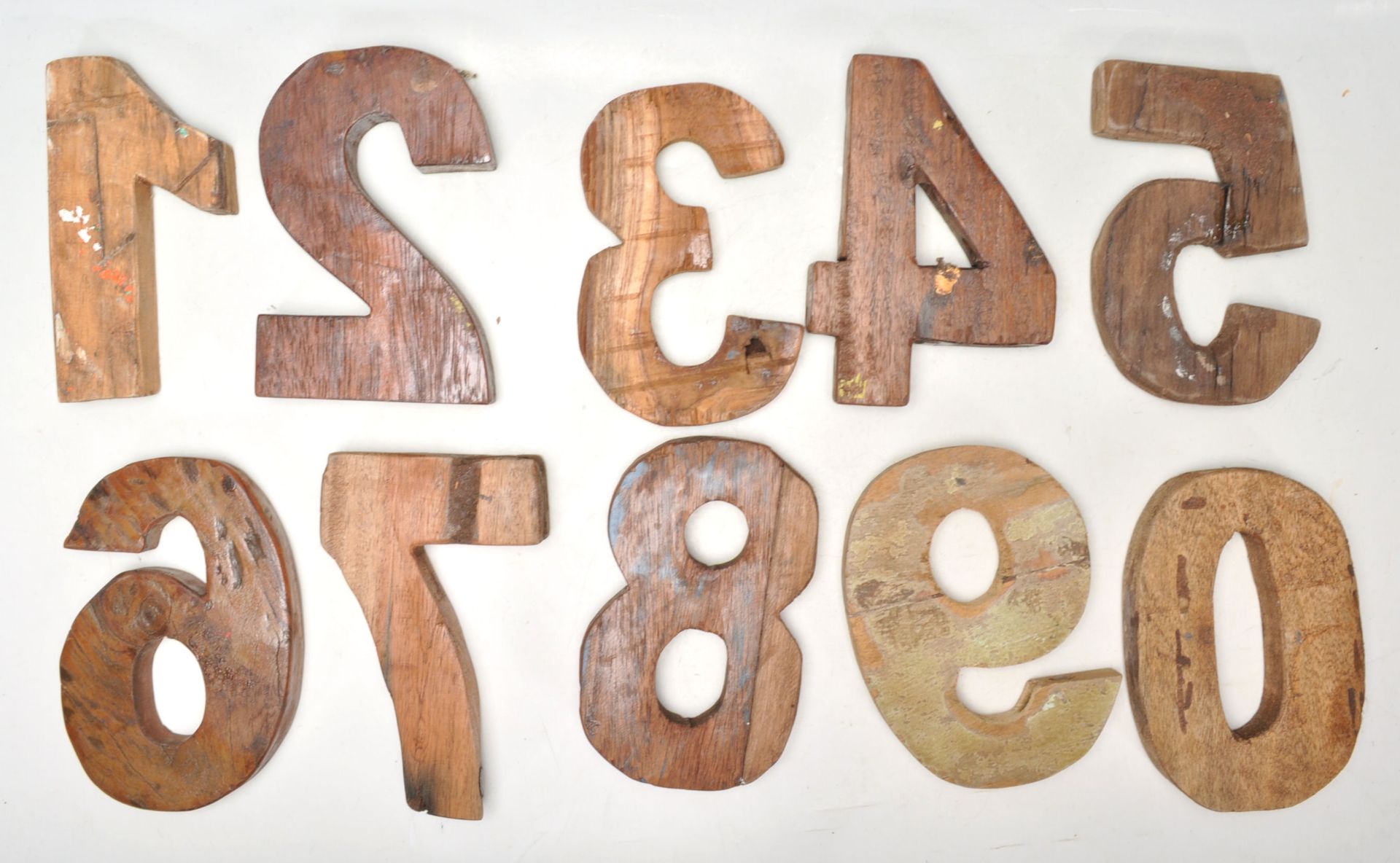 A set of vintage retro wooden signage numbers each having weathered different coloured paintwork - Bild 8 aus 8