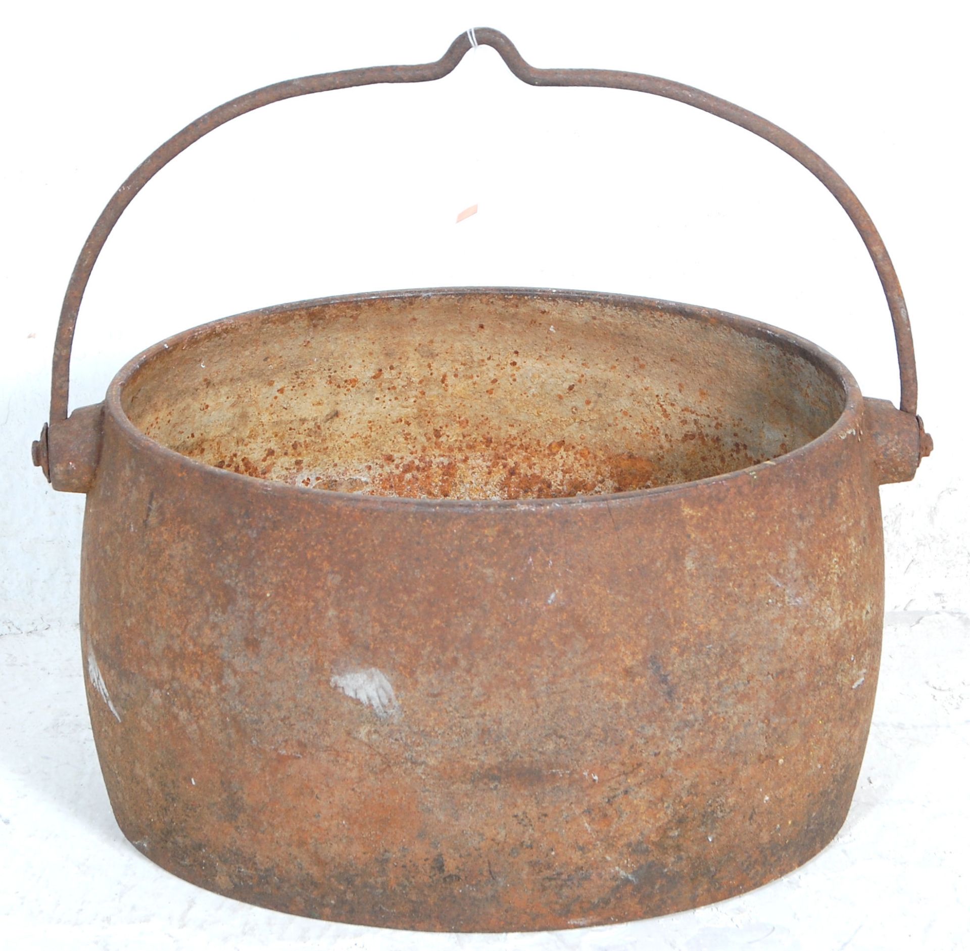 A late 19th Century Victorian iron cooking pot / cauldron having a large swing handle with hook - Bild 3 aus 5