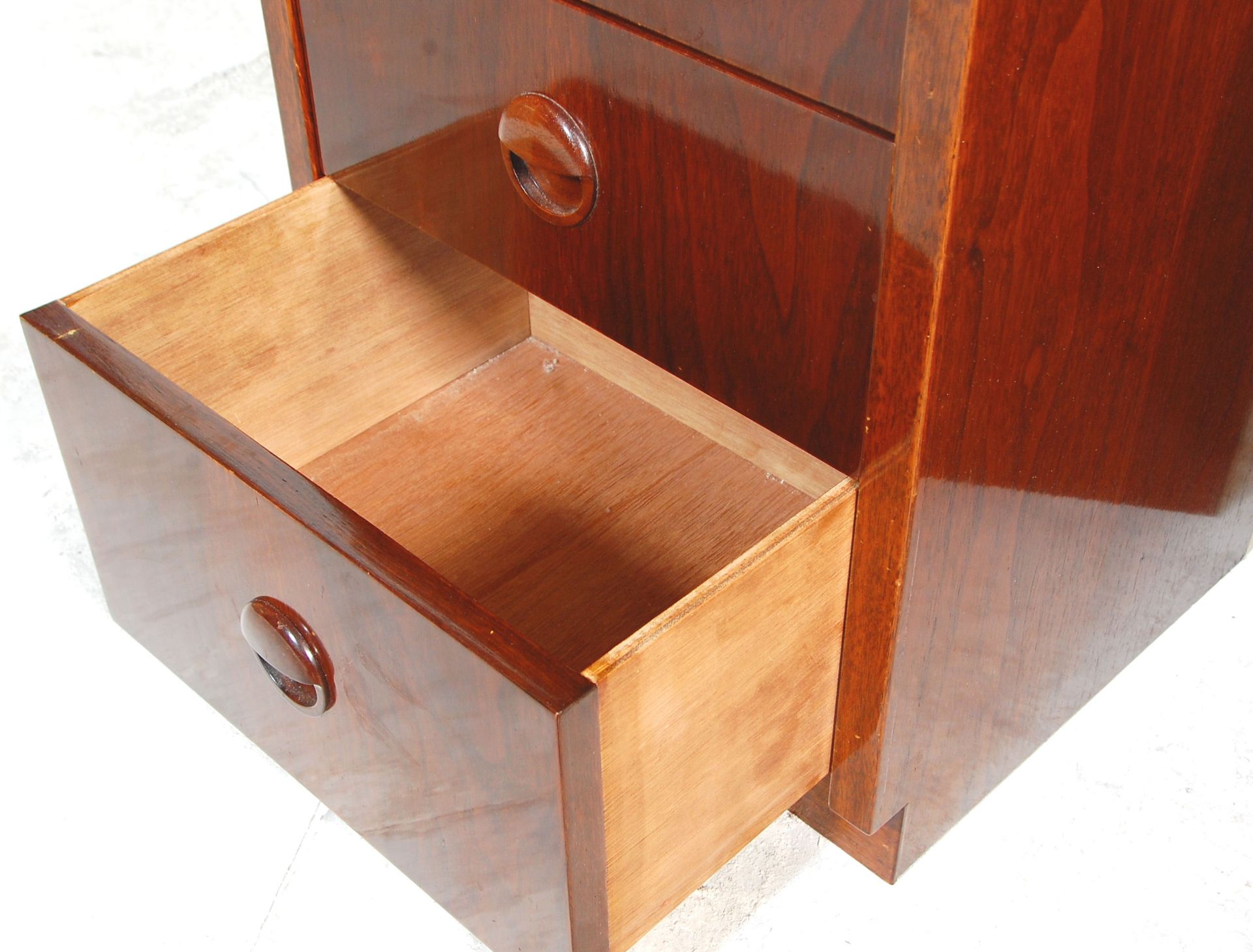 A good pair of retro mid 20th Century teak bedside chests / tables having three graduating drawers - Bild 6 aus 8