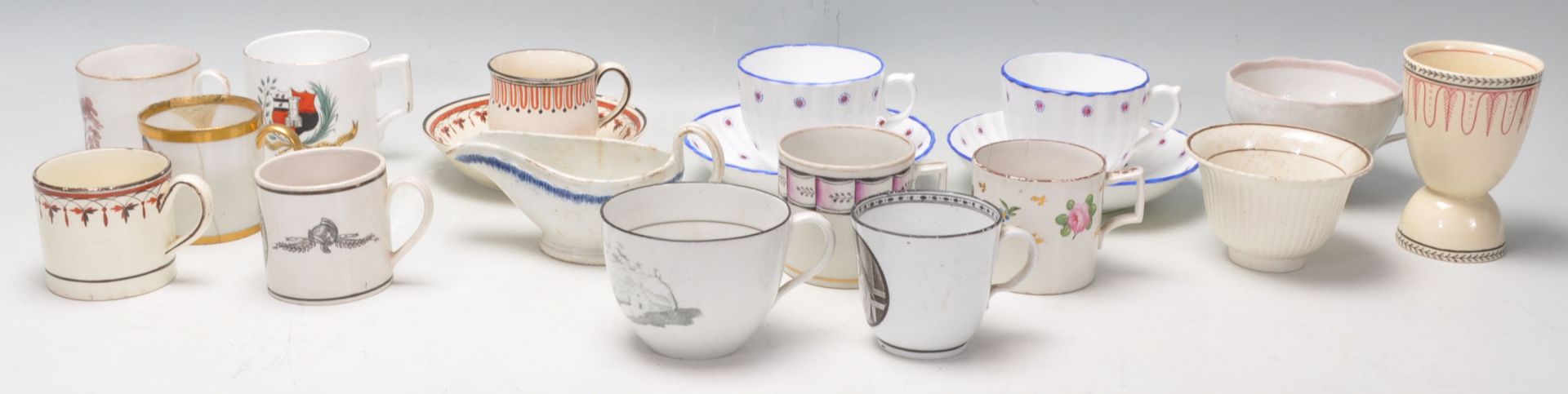 A collection of 18th and 19th century porcelain items to include teacups and saucers, coffee cans, - Bild 2 aus 15