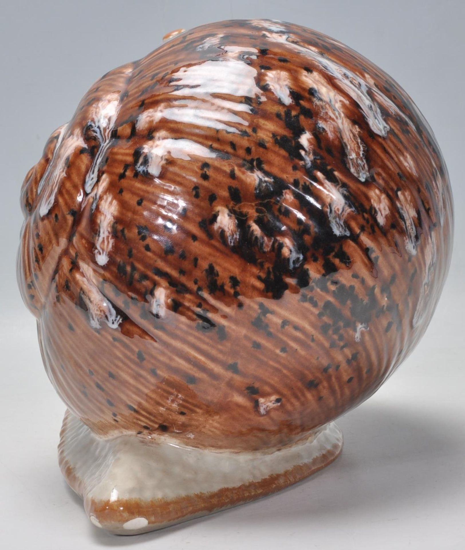 A vintage late 20th Century studio art pottery figurine in the form of a snail having a mottled - Bild 3 aus 7