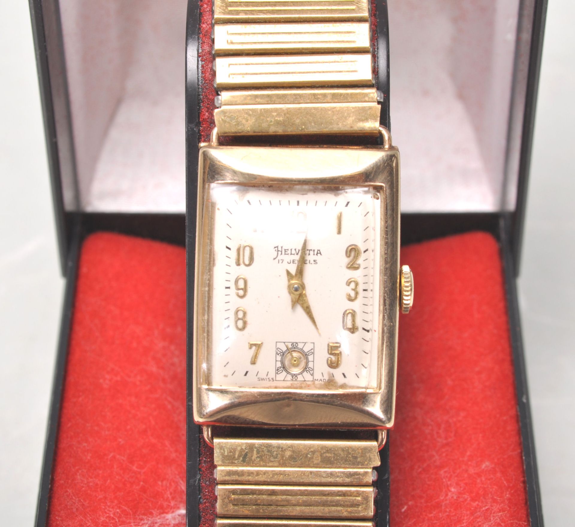 A hallmarked 9ct yellow gold cased gentleman's wrist watch. The watch face marked for Helvetia - Bild 2 aus 5