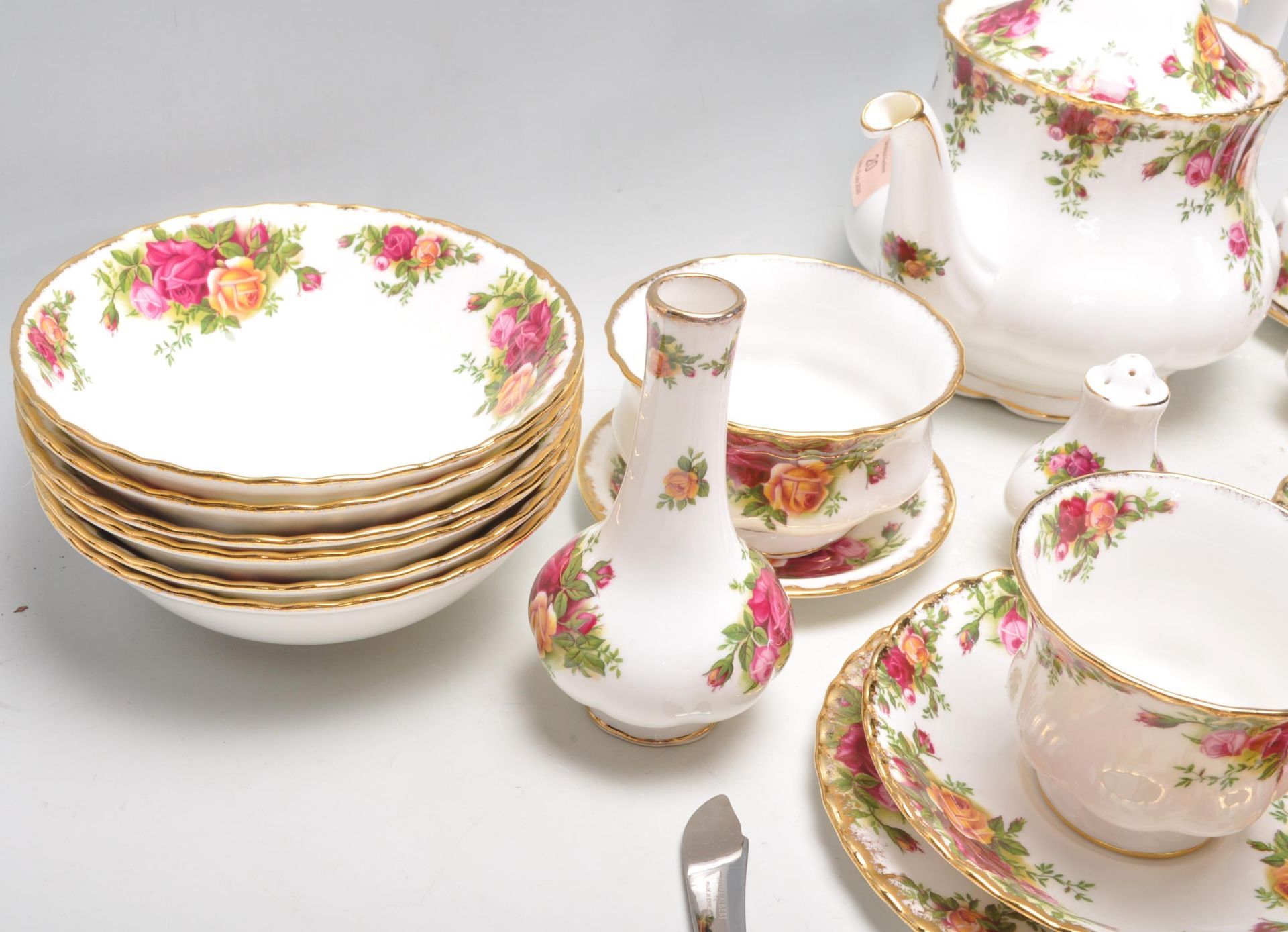 A Royal Albert bone china tea service in the Old Country Roses pattern to include a teapot, dinner - Bild 5 aus 13