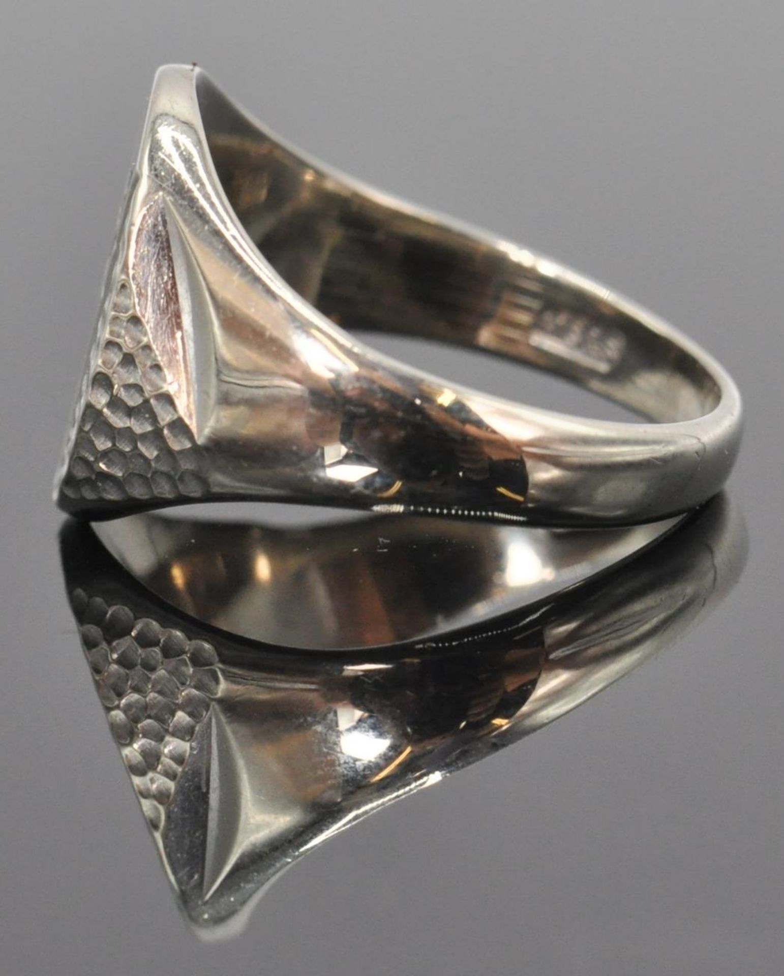 A 9ct white gold hallmarked signet ring. The ring with sunburst cartouche inset with round cut - Bild 5 aus 8