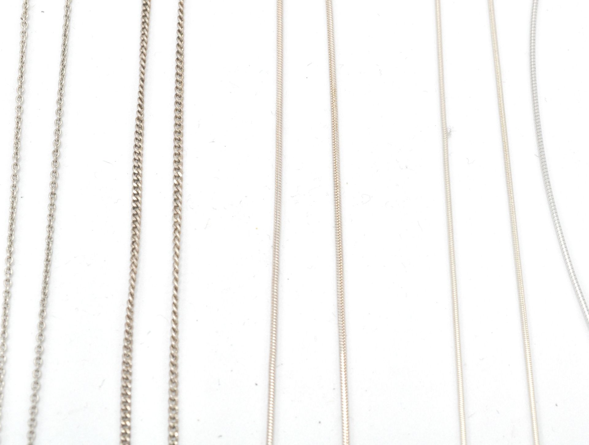 A collection of silver necklace chains to include pendants to each. Fine linked with stone set, fine - Bild 6 aus 10