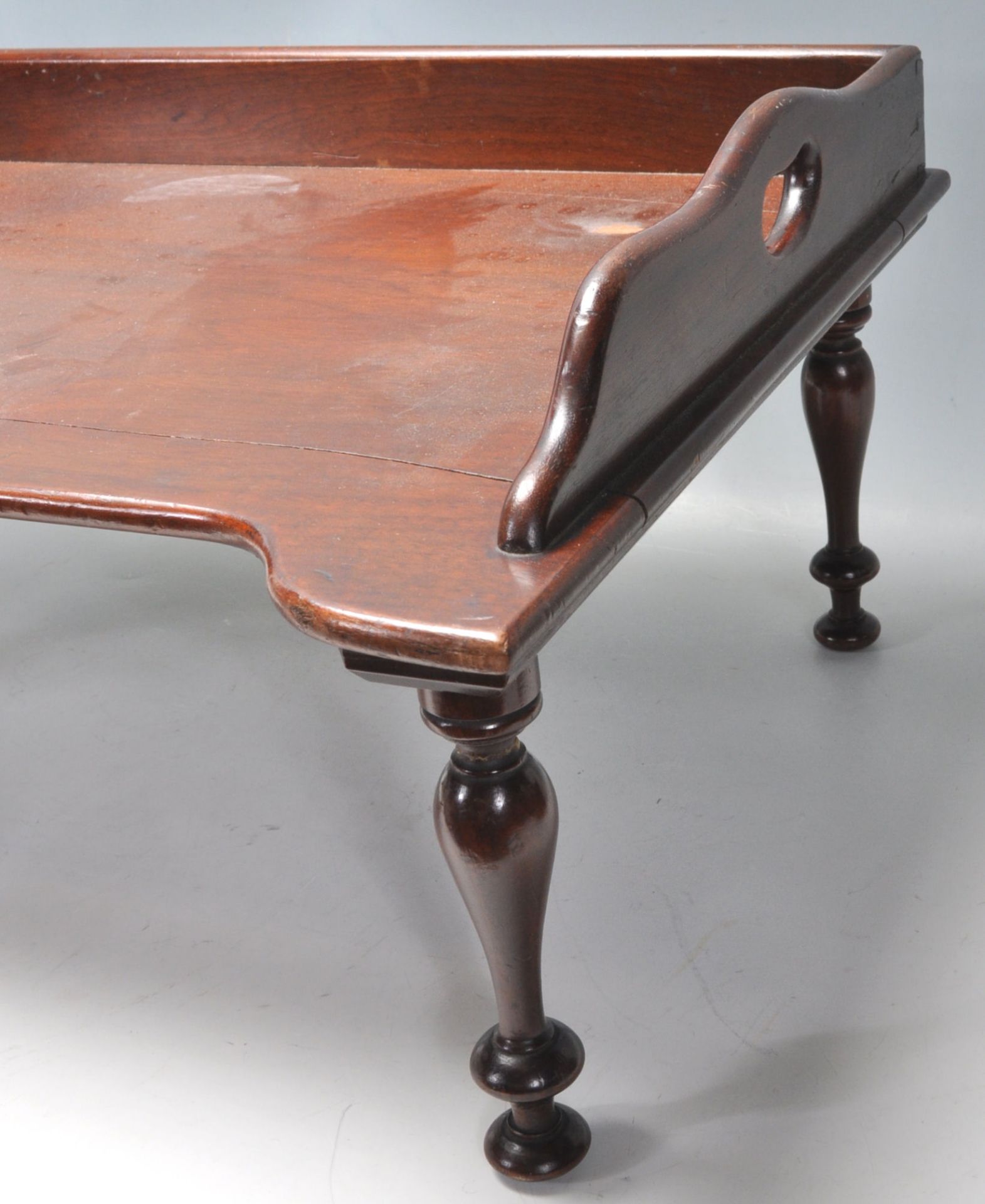 A 19th century Victorian mahogany butlers / breakfast tray with a raised  gallery back and edge with - Bild 5 aus 7