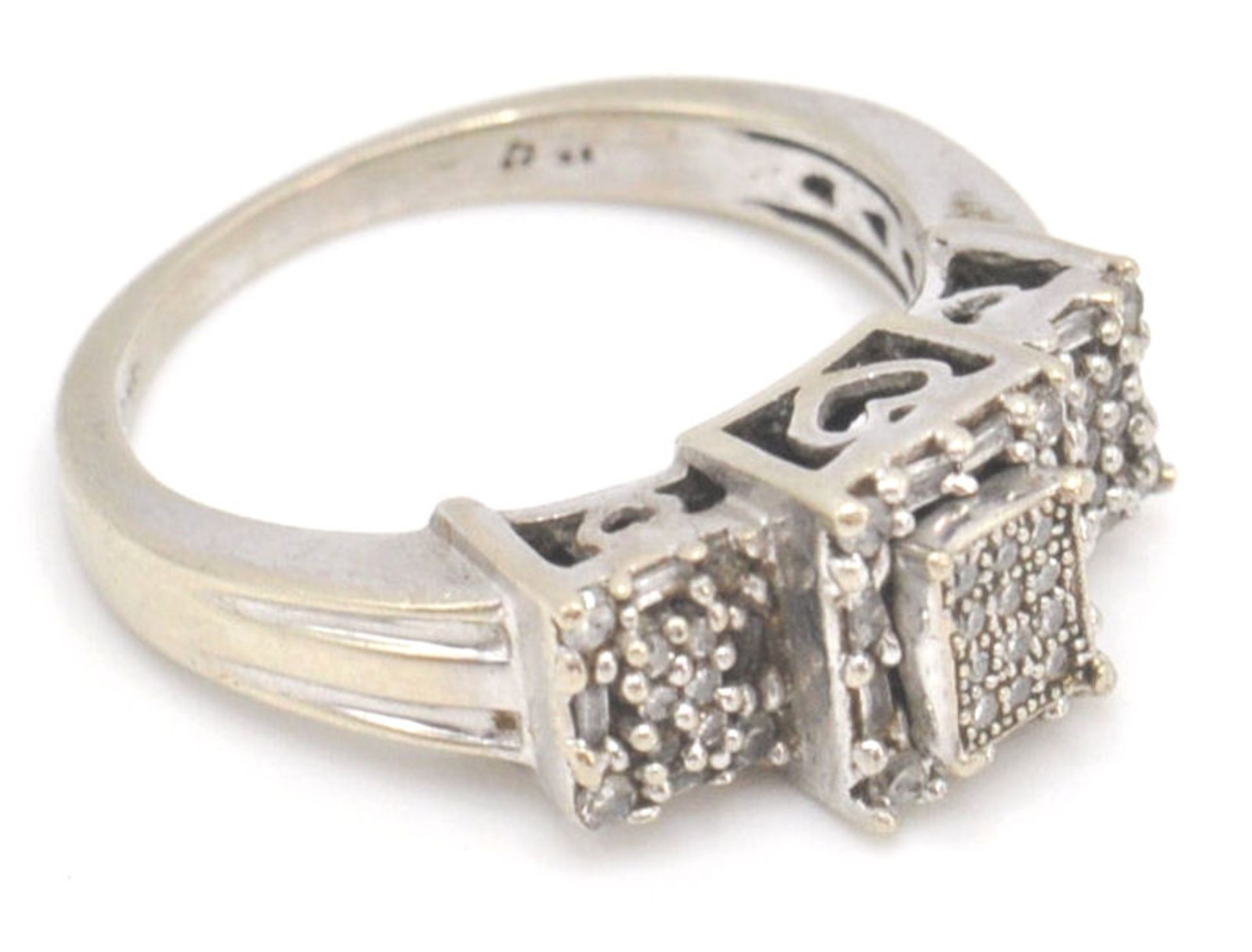 A 9ct white gold and diamond Art Deco cluster ring. The ring with pave set diamonds in prong mounts. - Bild 2 aus 9