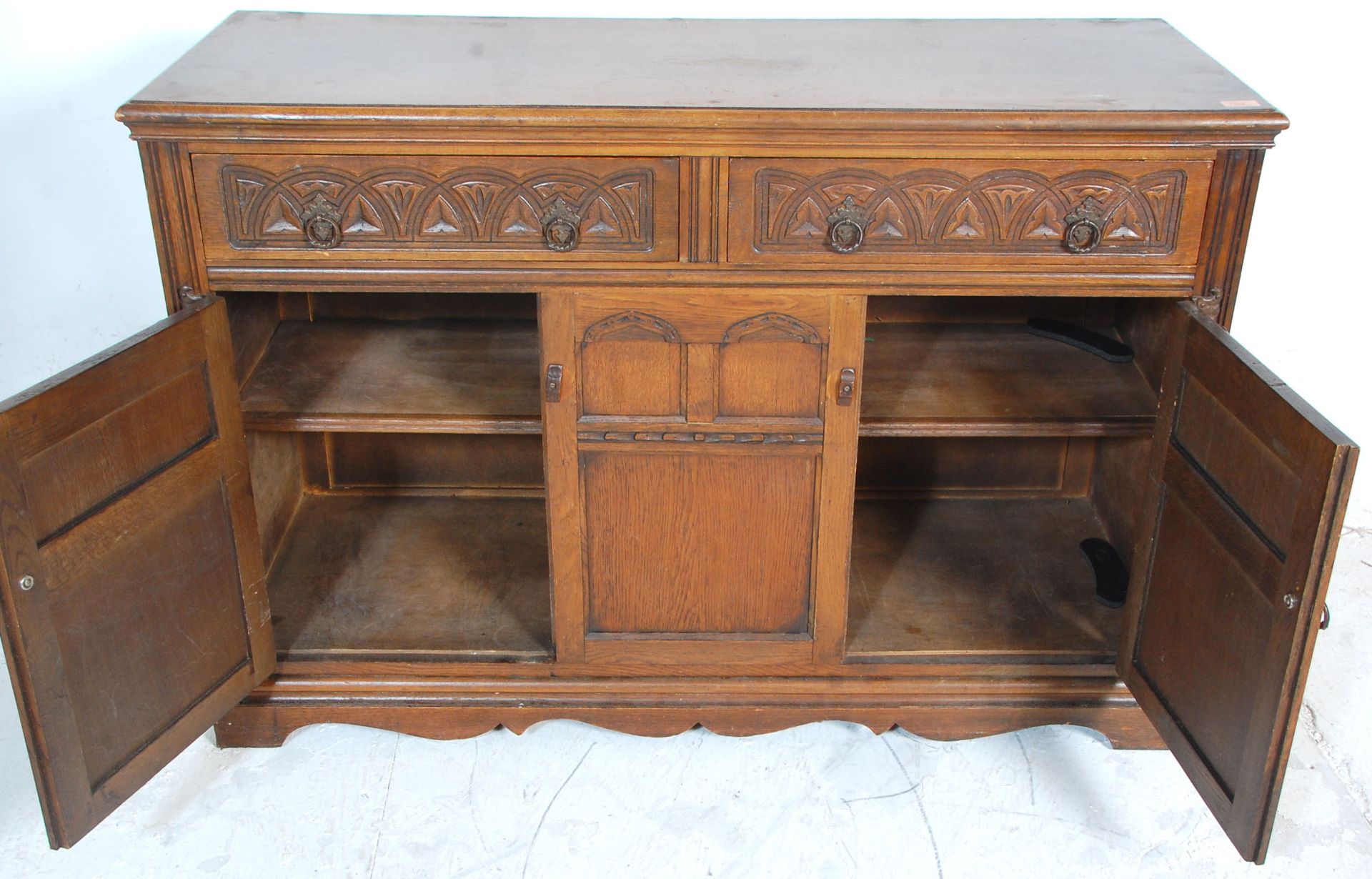 An early 20th Century 1930's Jacobean revival oak sideboard credenza having twin drawers with ring - Bild 5 aus 6