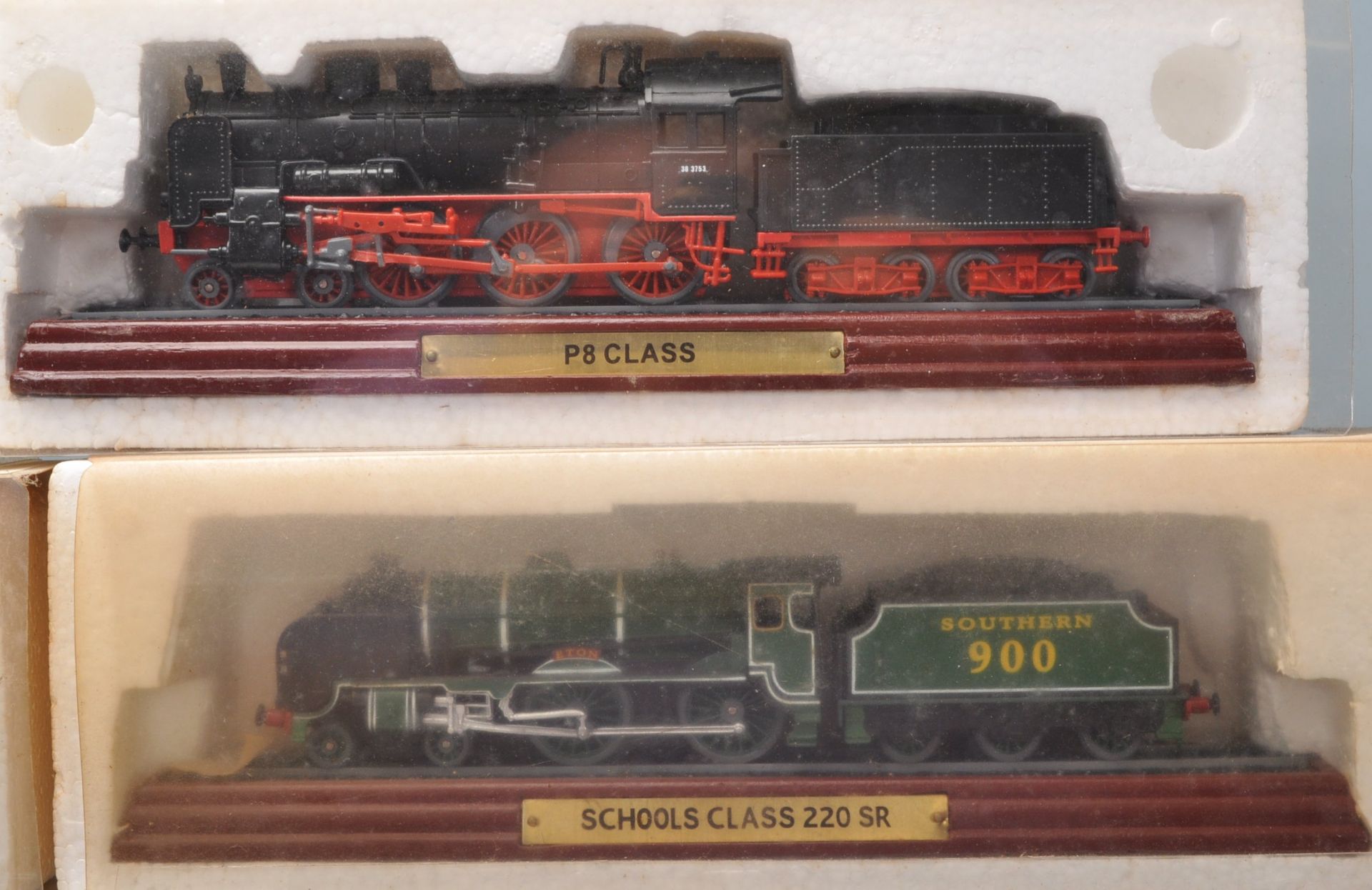 A group of twelve boxed 00 Gauge model trains on wooden plinth bases to include The Flying Scotsman, - Bild 5 aus 7