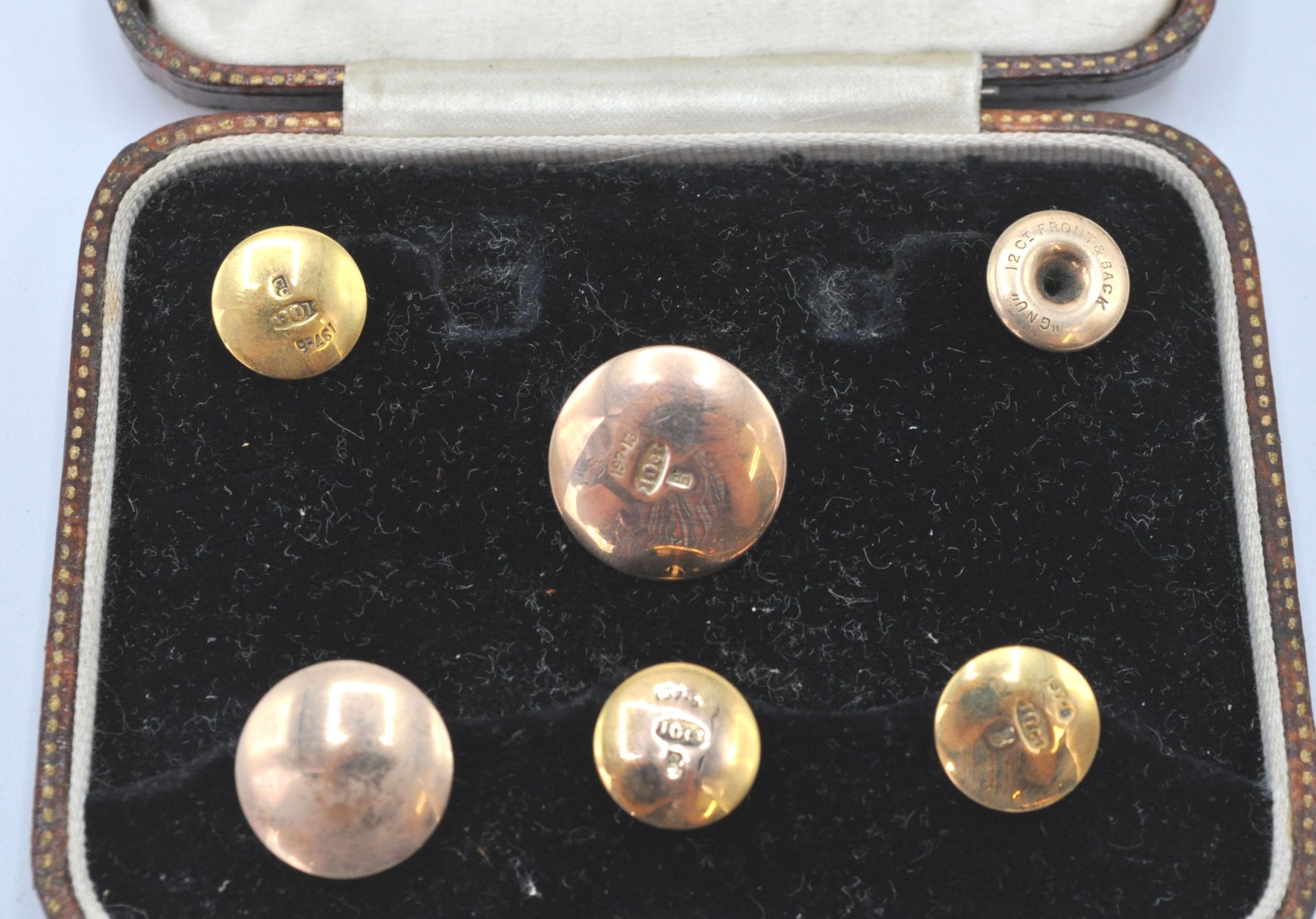 A set of gold collar studs to include three marked - Bild 4 aus 5