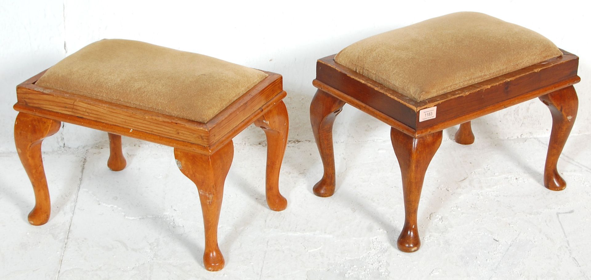 A near matching pair of vintage early 20th Century Queen Anne revival footstools. One of pine - Bild 6 aus 6