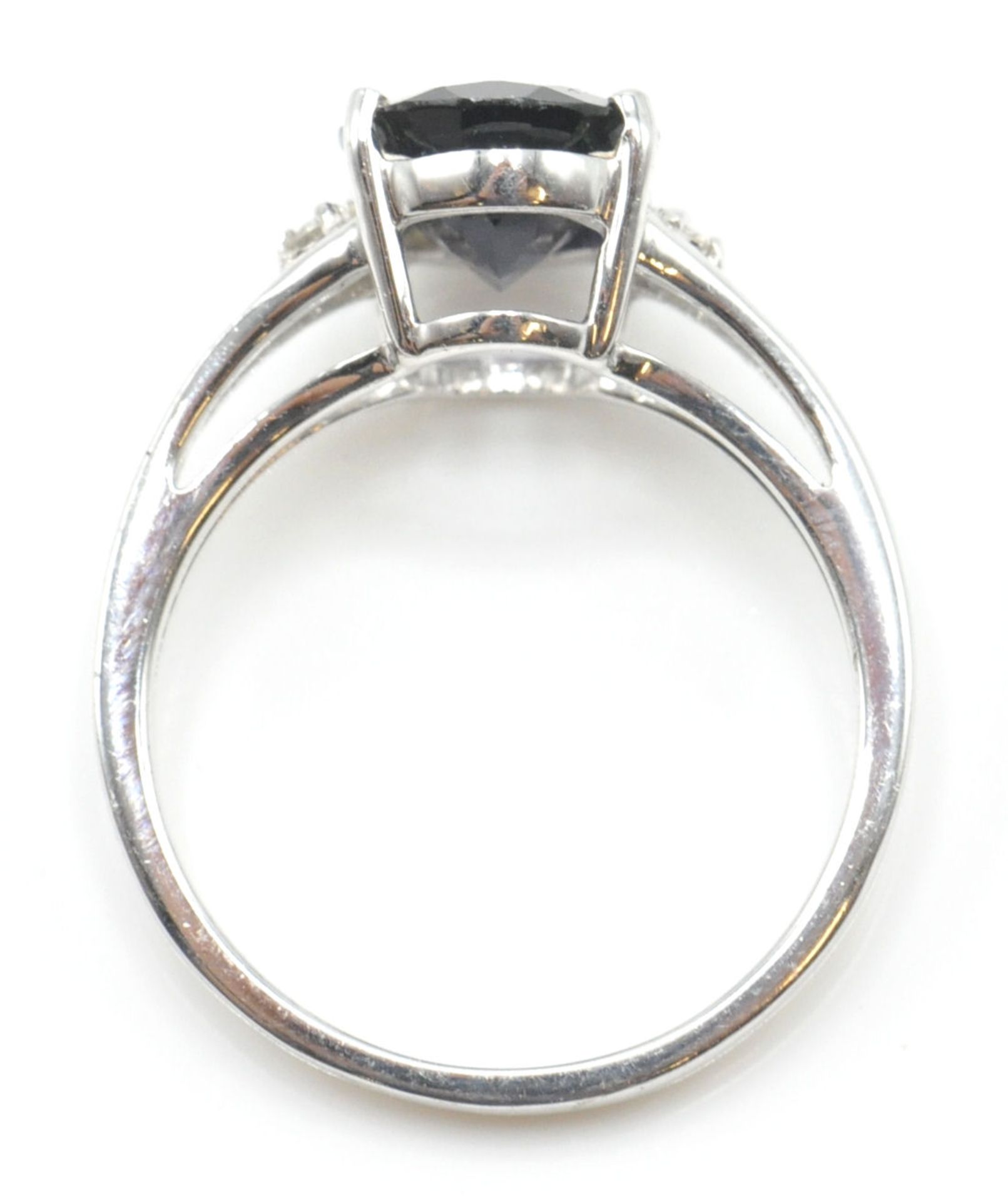 A 9ct white gold and blue oval cut single stone ring in prong setting being hallmarked for - Bild 14 aus 15