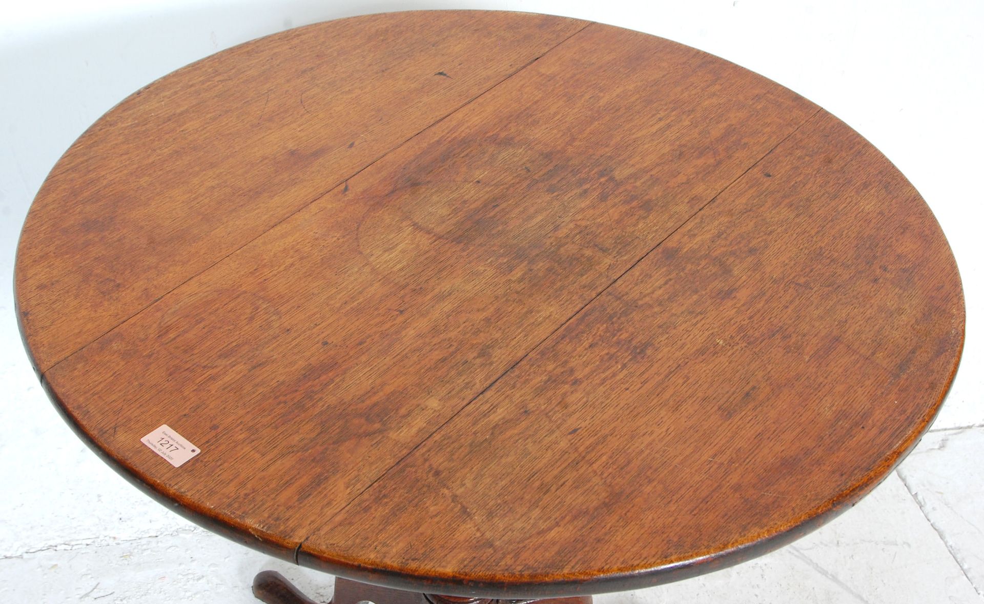 An 18th century George III country oak pedestal tilt top wine / occasional table. Raised on a - Bild 5 aus 5