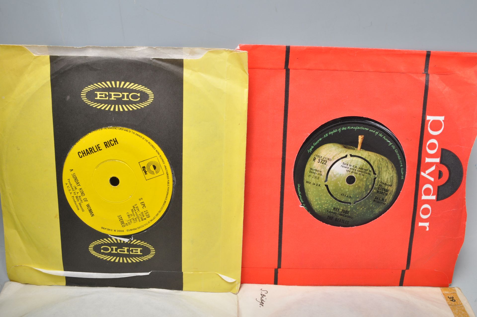 A case full of 45rpm vinyl 7" singles of varying artists and genres to include multiple Beatles - Bild 3 aus 7