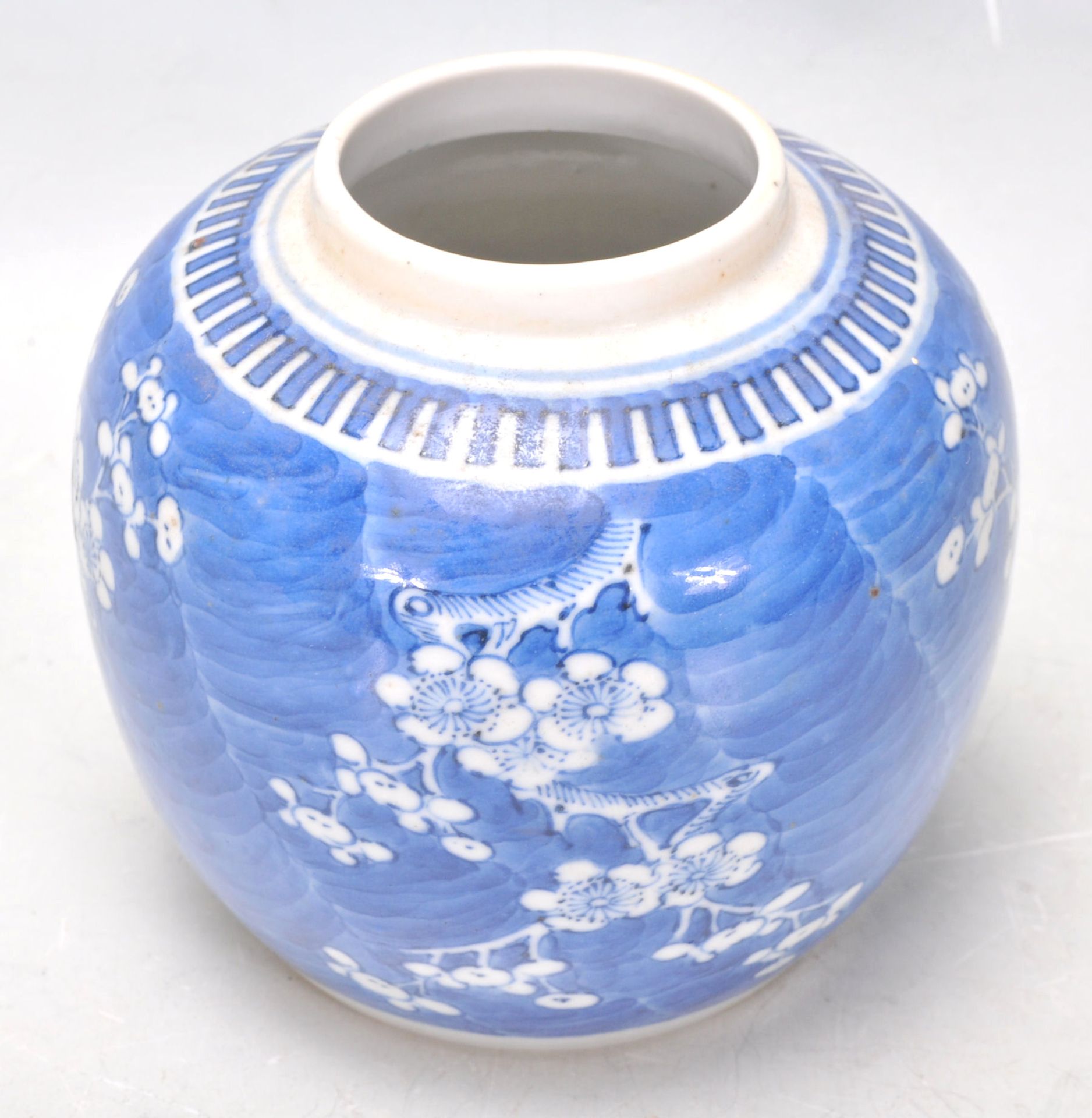 A 19th Century Chinese ginger jar hand painted in the prunus pattern with a key border to the top - Bild 5 aus 7