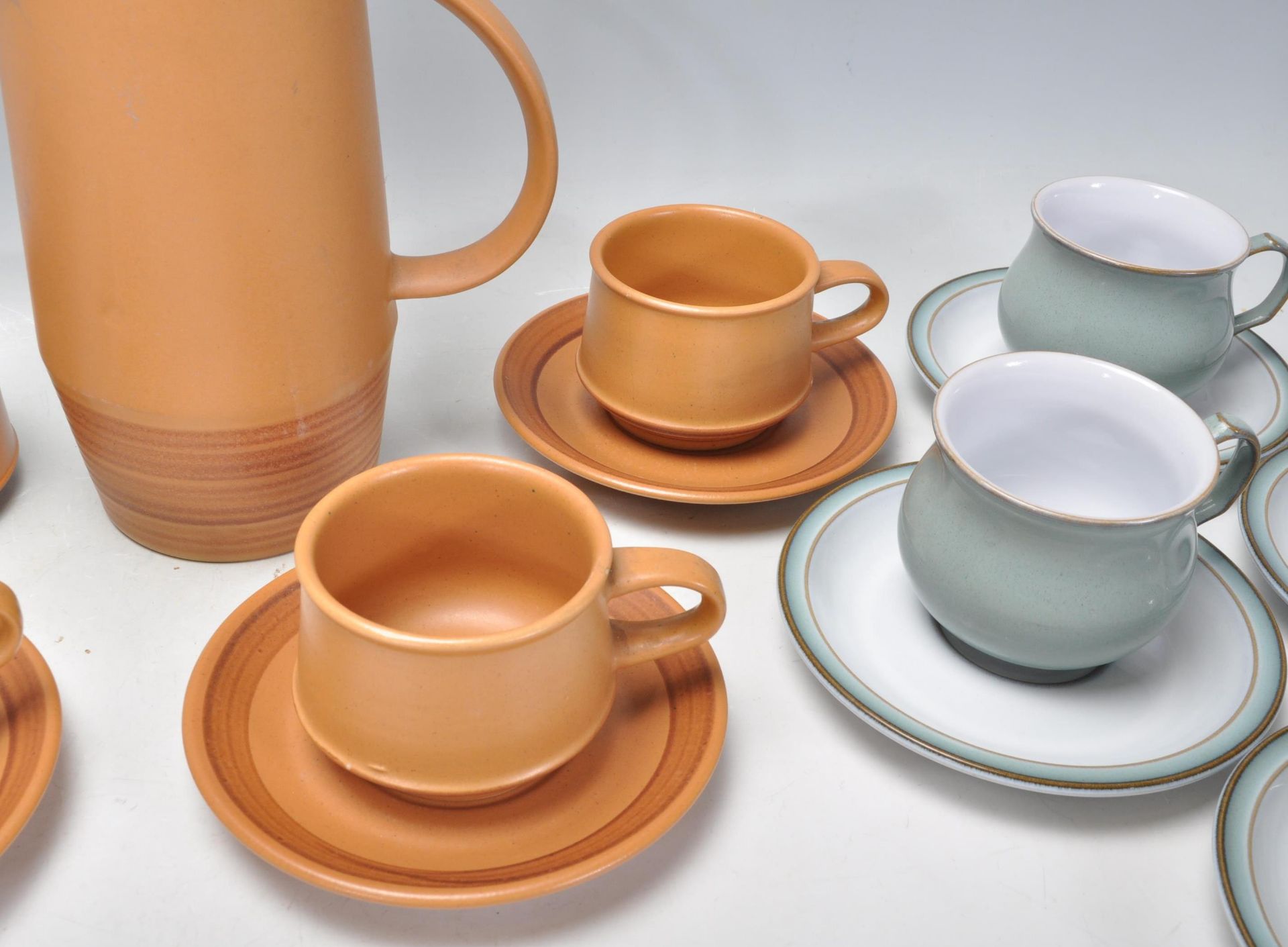 A vintage retro 20th Century Purbeck pottery coffee service consisting of four brown glazed coffee - Bild 5 aus 11