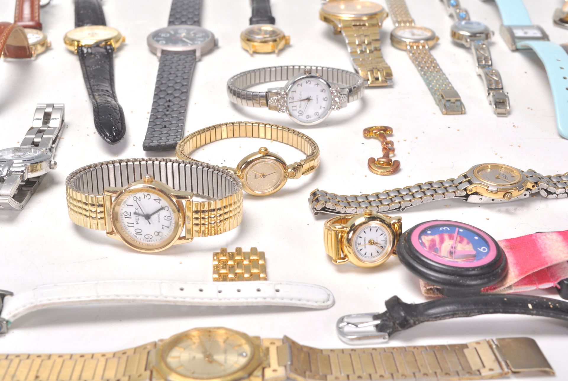 A collection of vintage ladies and gentleman's wrist watches of various different styles to - Bild 12 aus 15