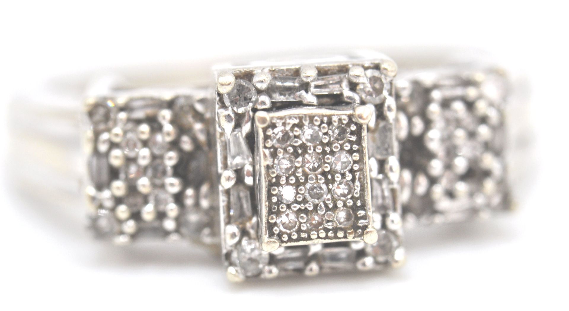 A 9ct white gold and diamond Art Deco cluster ring. The ring with pave set diamonds in prong mounts. - Bild 3 aus 9