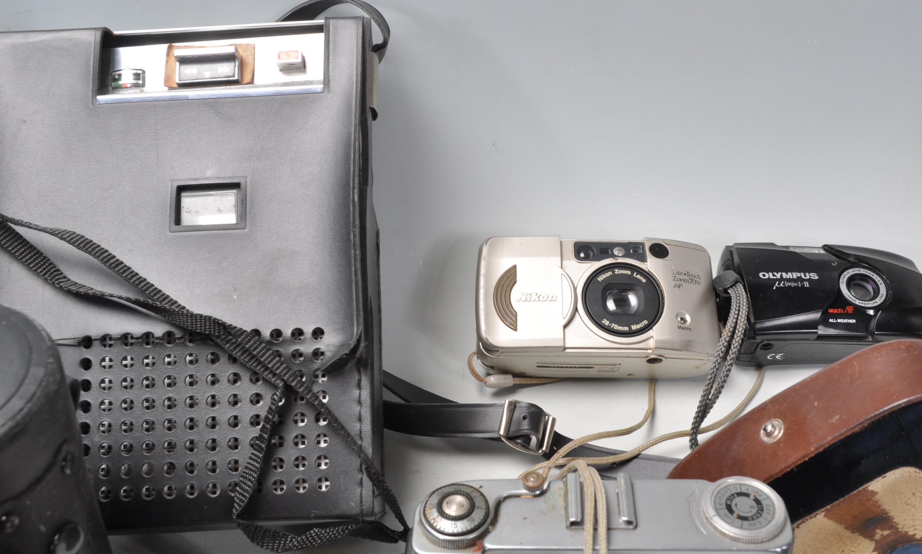 A collection of vintage cameras to include a Polaroid Supercolor 670 AF camera, a Polaroid 636 - Image 8 of 10