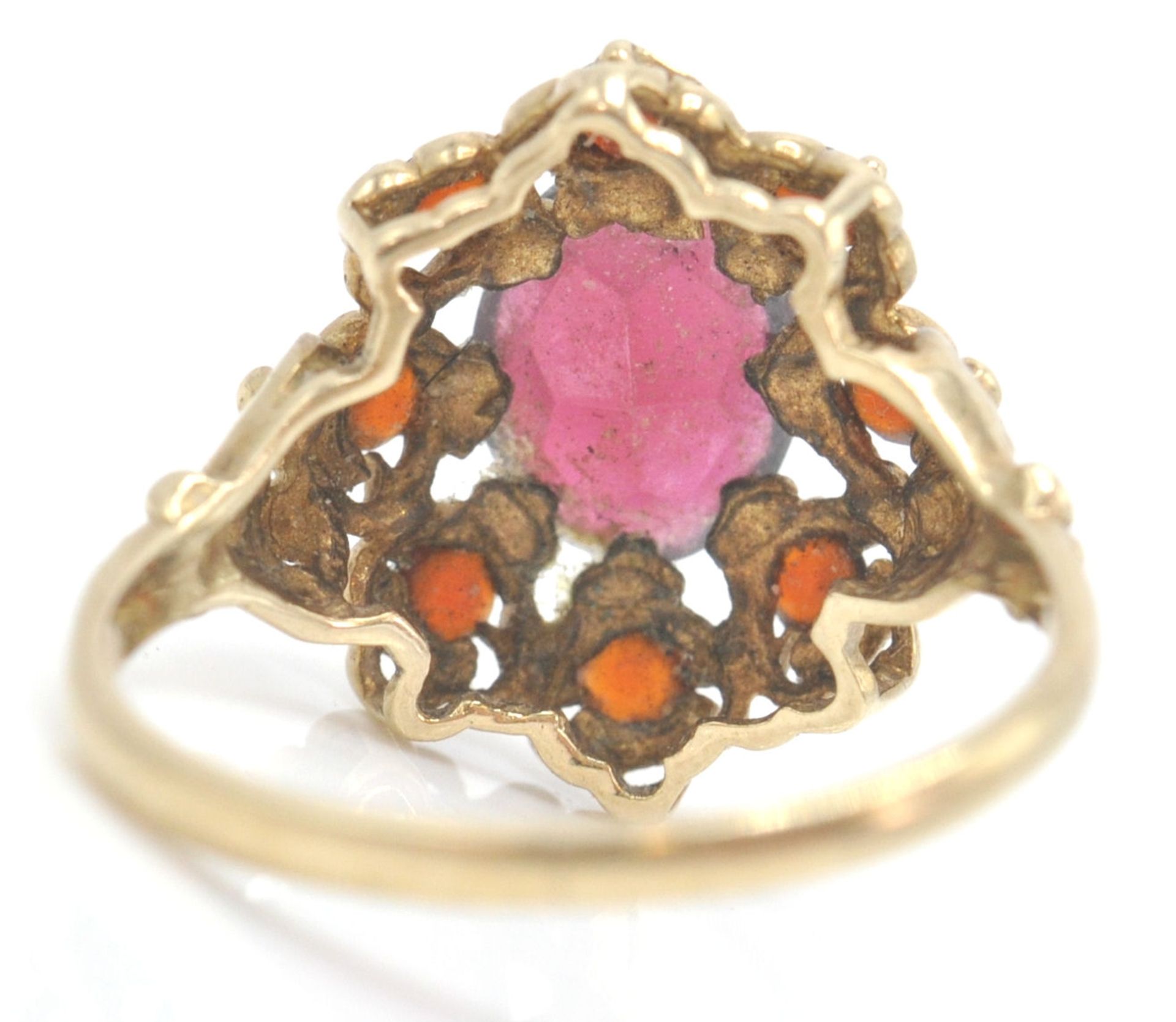 A 9ct gold hallmarked cluster ring. The ring set with oval facet cut garnet within a pierced setting - Bild 5 aus 8