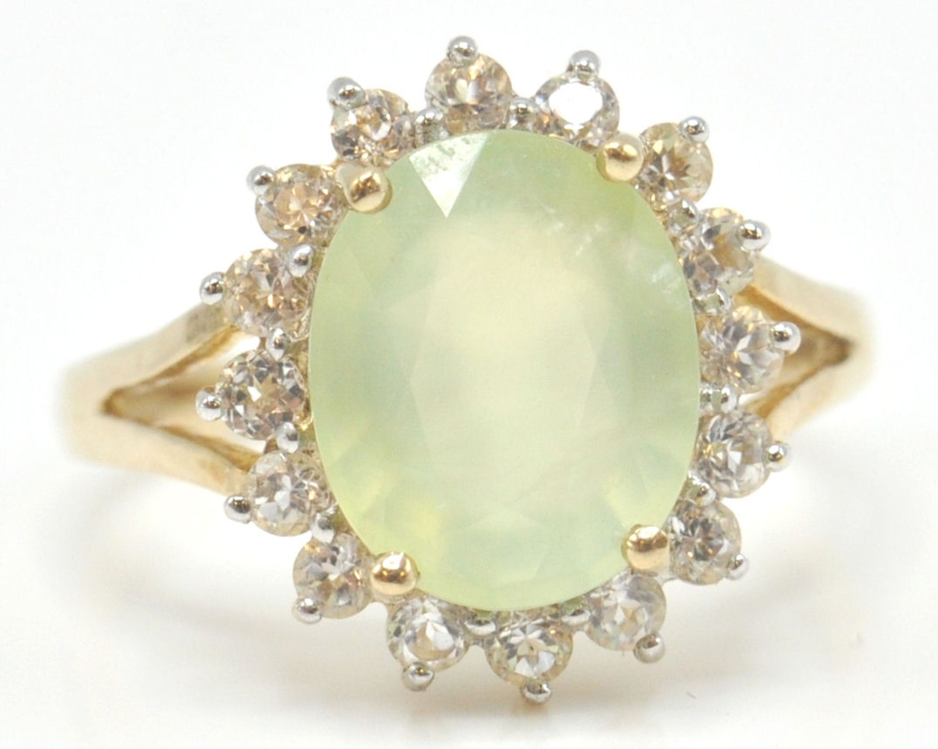 A 9ct gold hallmarked cluster ring. The yellow facet cut stone within a halo of white stones. - Bild 2 aus 15
