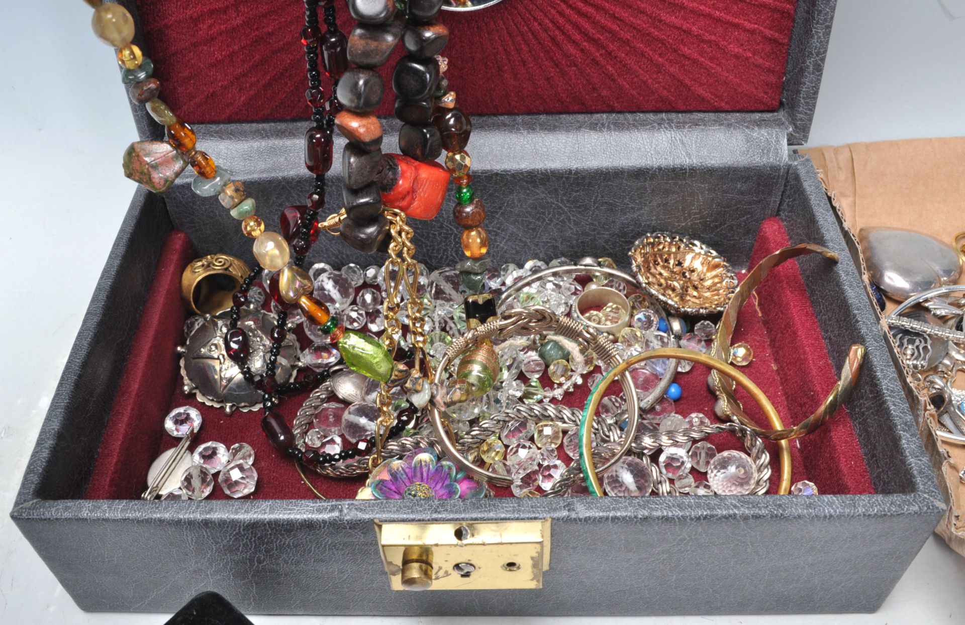 A collection of vintage costume jewellery across multiple jewellery boxes to include a wide - Bild 10 aus 10